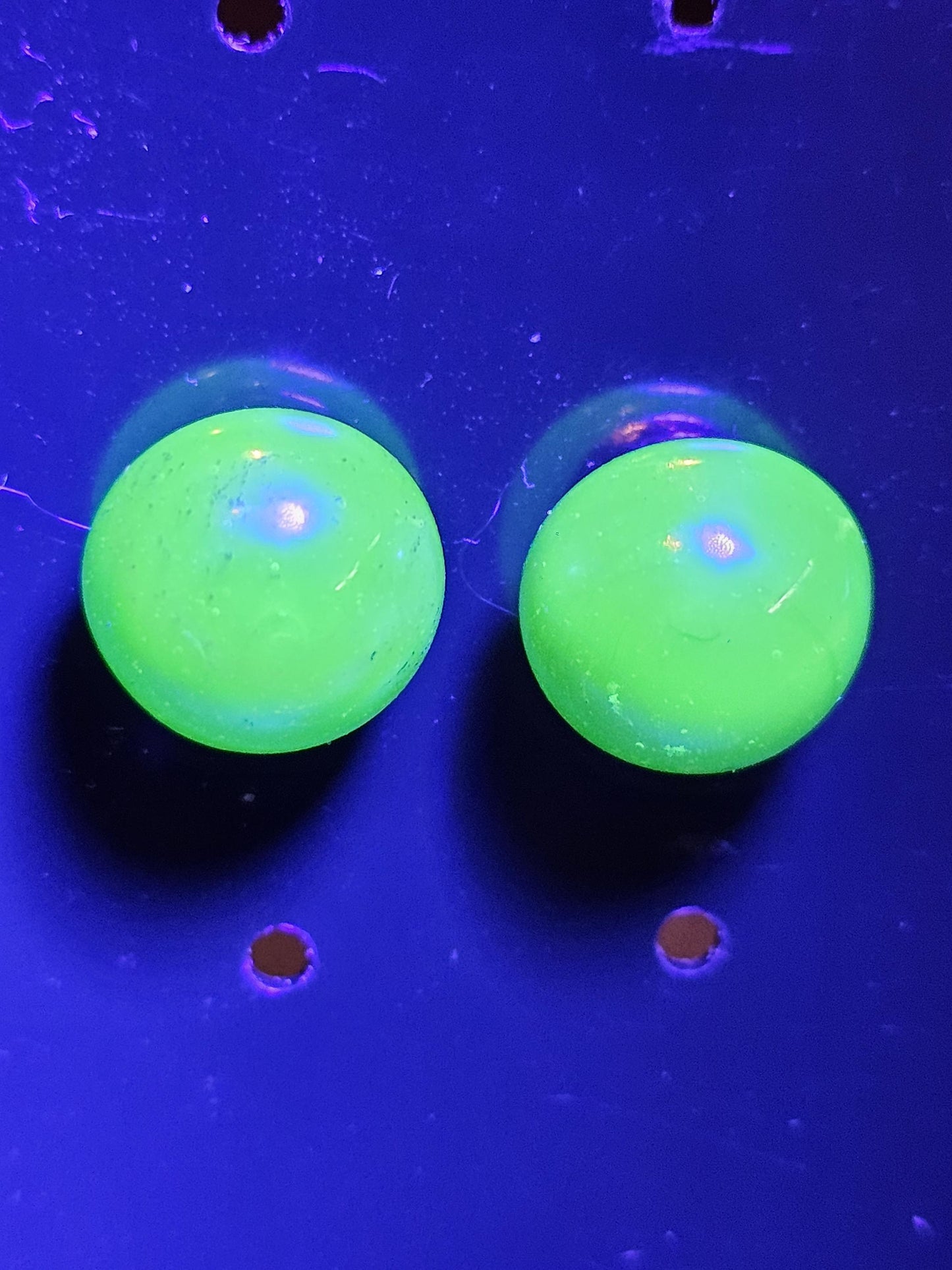 Boucles d'oreilles en verre d'uranium en argent sterling neuf avec pierres en verre d'uranium vert foncé vintage de 9 mm à taille ronde, qui brillent sous la lumière noire/UV