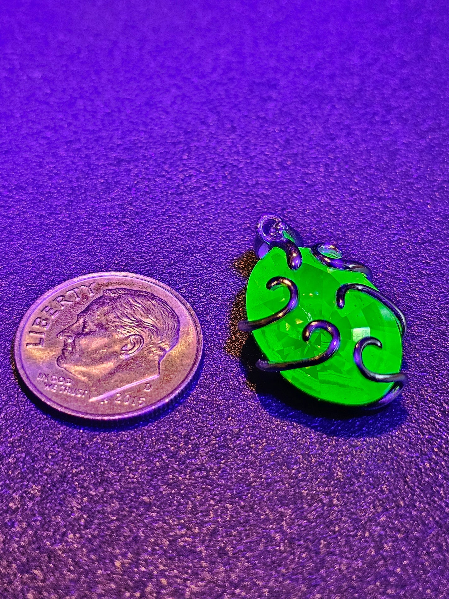 Pendentif en verre d'uranium en argent sterling neuf avec une pierre de verre d'uranium taille ovale vintage de 18 x 13 mm qui brille sous la lumière noire / UV
