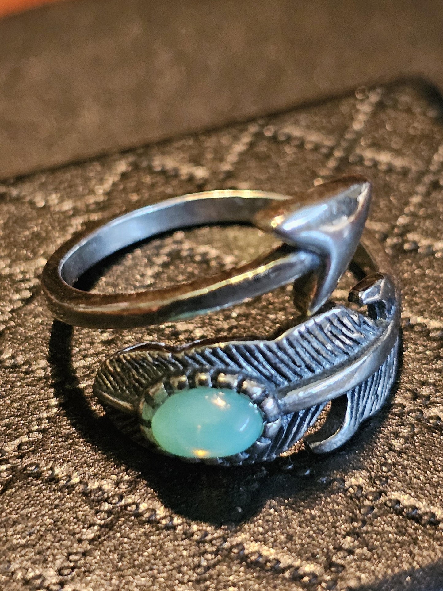 Bague réglable en verre d'uranium en argent sterling avec dessus lisse vintage. La pierre ovale en verre d'uranium vert ou blanc brille sous la lumière noire / UV