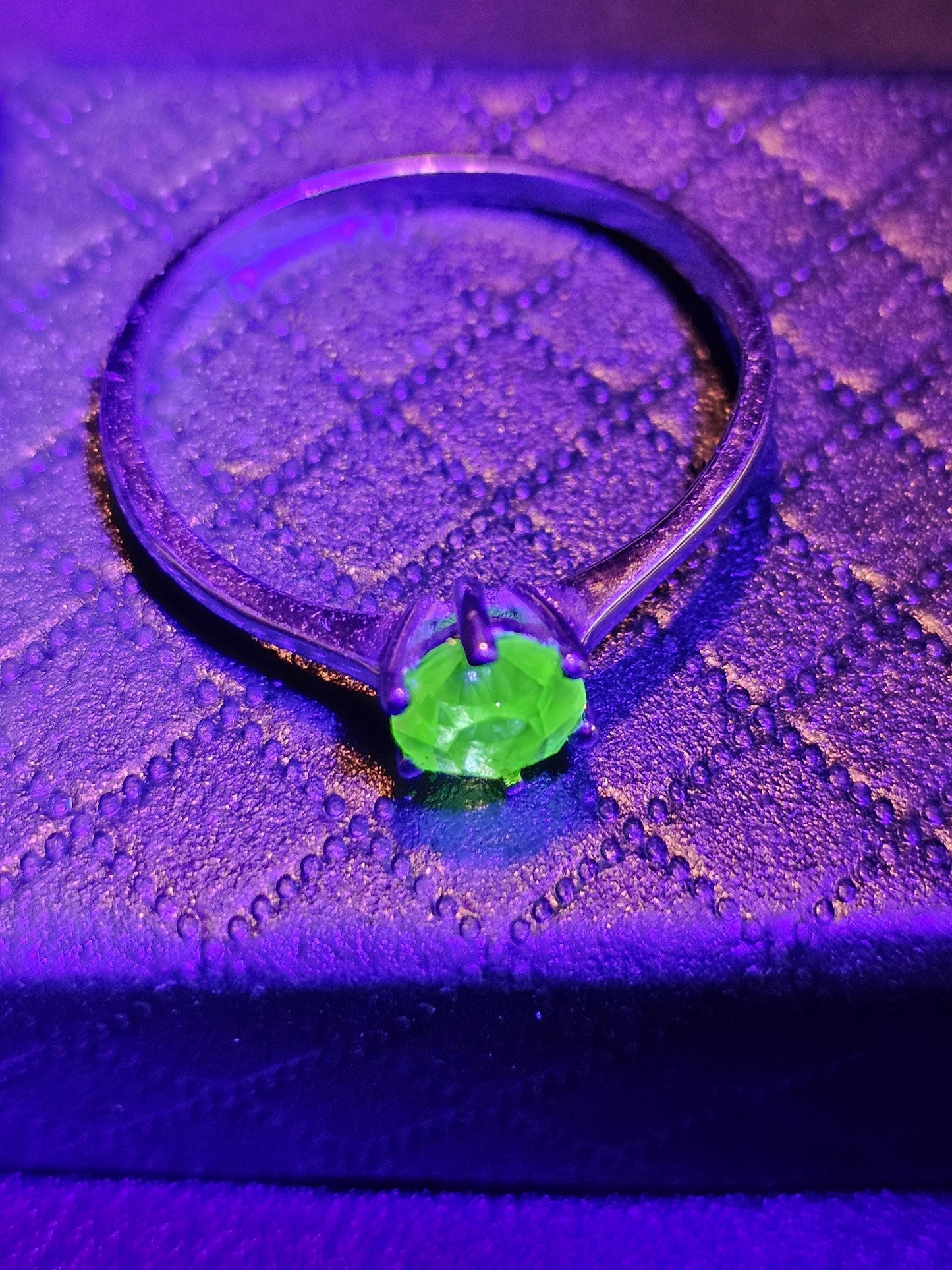 Bague solitaire ronde en verre d'uranium taille 12 en argent sterling neuf avec pierre en verre d'uranium de 6 mm qui brille sous la lumière noire / UV