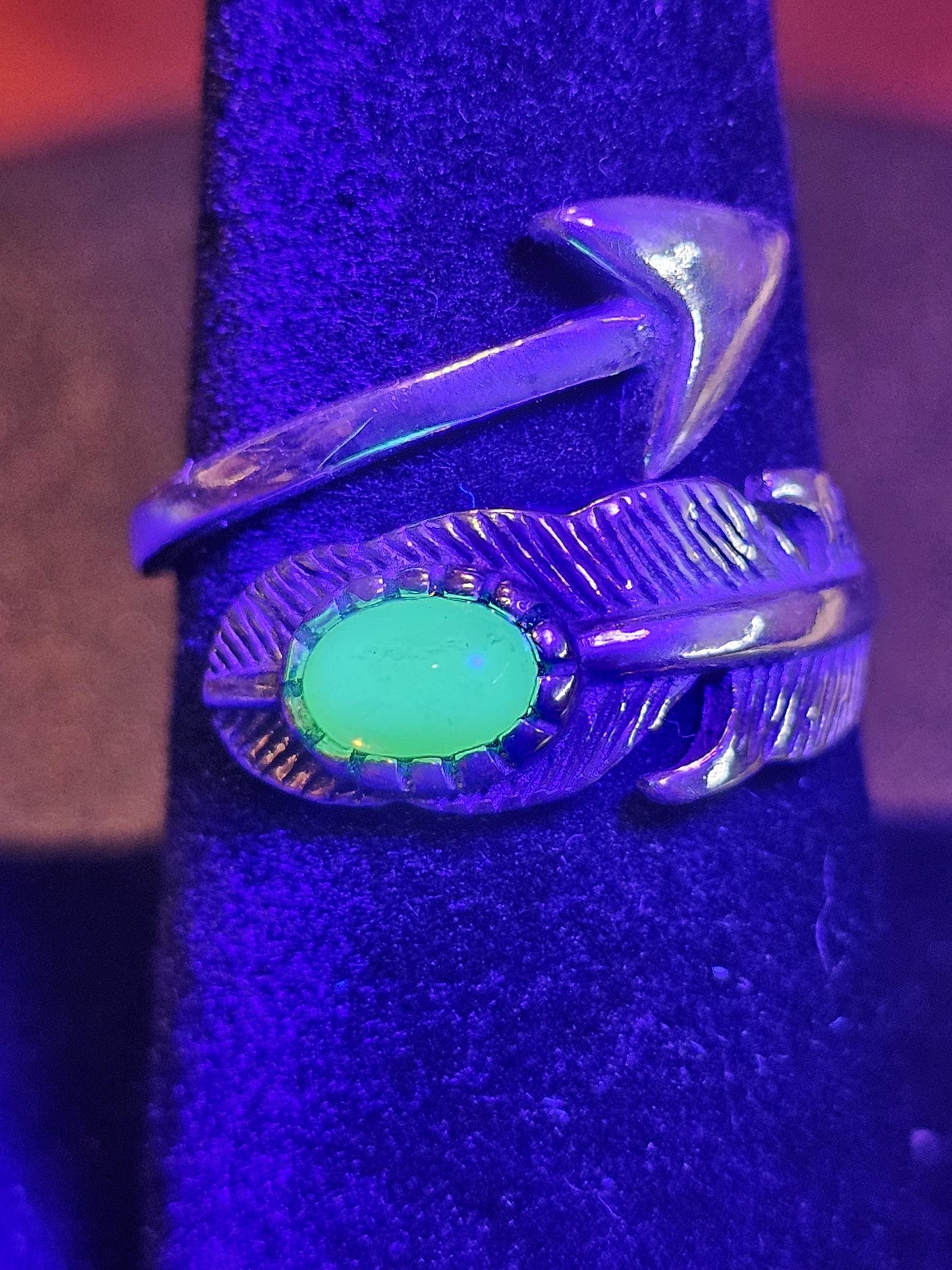 Bague réglable en verre d'uranium en argent sterling avec dessus lisse vintage. La pierre ovale en verre d'uranium vert ou blanc brille sous la lumière noire / UV