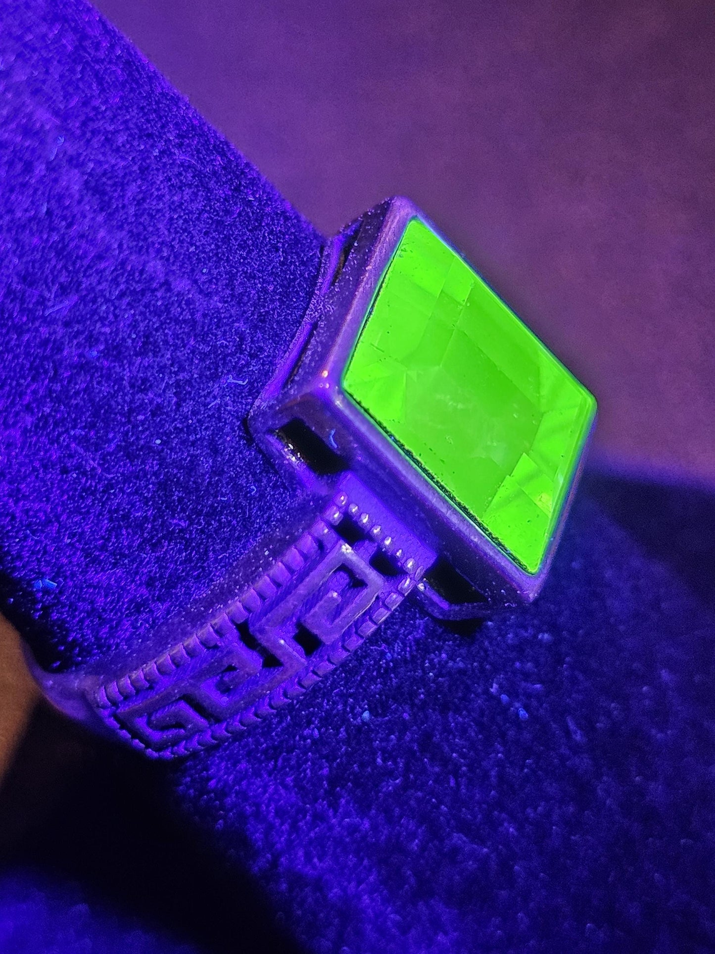 Bague réglable en verre d'uranium avec lunette montée grande pierre rectangulaire vintage en verre d'uranium de 10 x 8 mm qui brille sous la lumière noire / UV