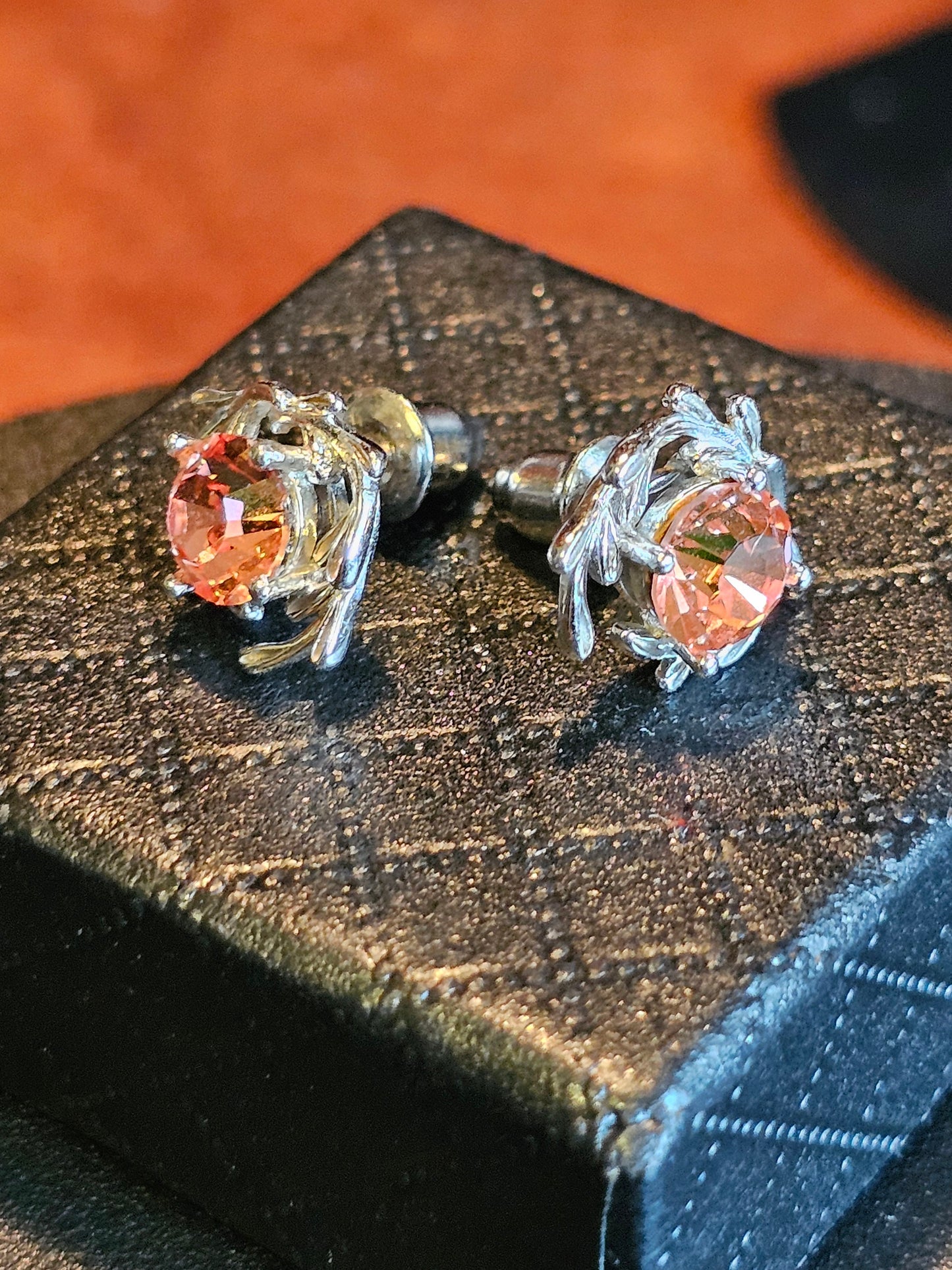 Boucles d'oreilles en verre d'uranium en argent sterling neuf avec pierres de verre d'uranium rose rares de taille ronde vintage de 6 mm qui brillent sous la lumière noire/UV