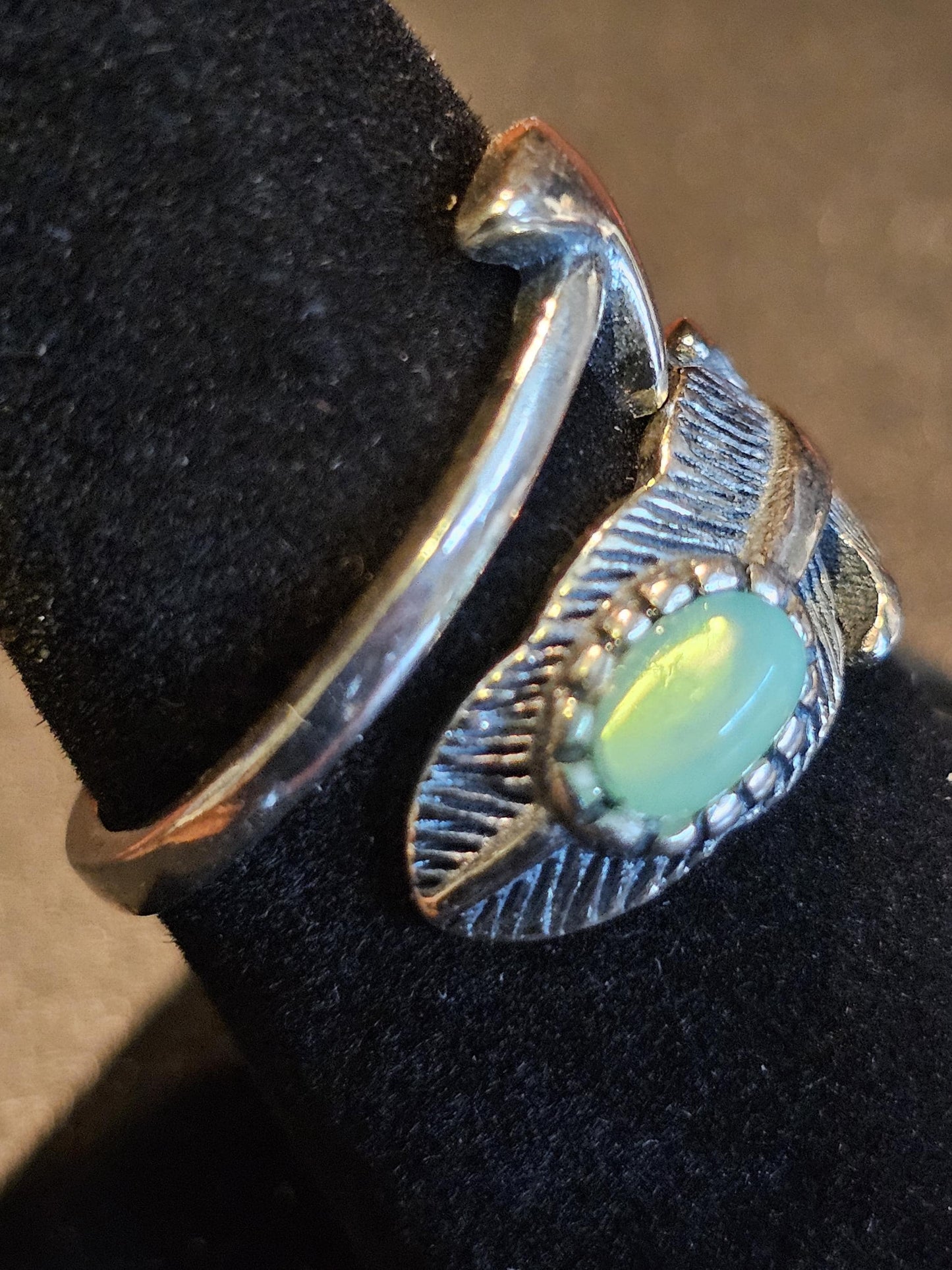Bague réglable en verre d'uranium en argent sterling avec dessus lisse vintage. La pierre ovale en verre d'uranium vert ou blanc brille sous la lumière noire / UV