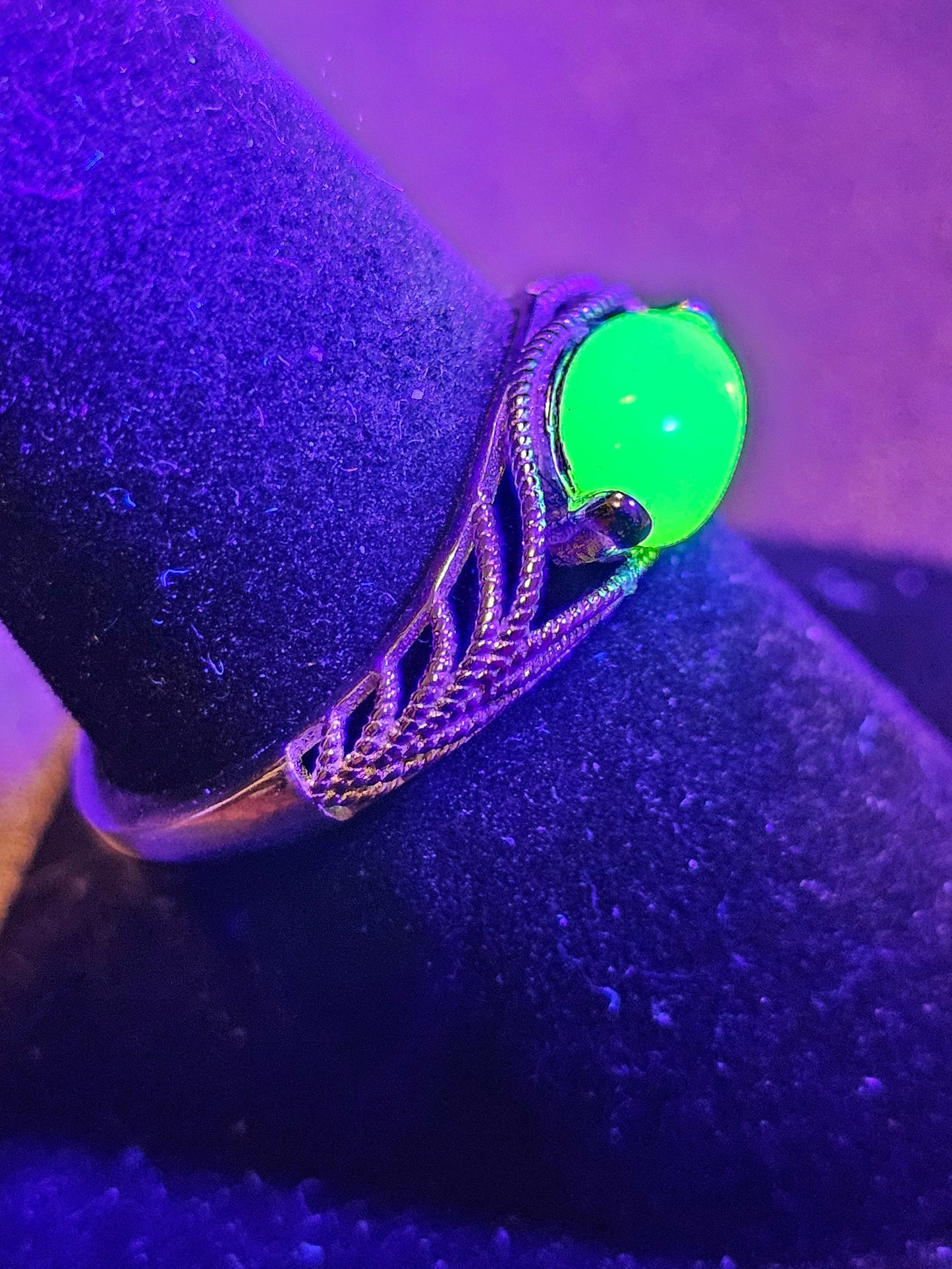 Bague réglable en verre d'uranium, argent sterling neuf avec dessus lisse vintage, pierre ovale en verre d'uranium de couleur opale qui brille sous la lumière noire / UV