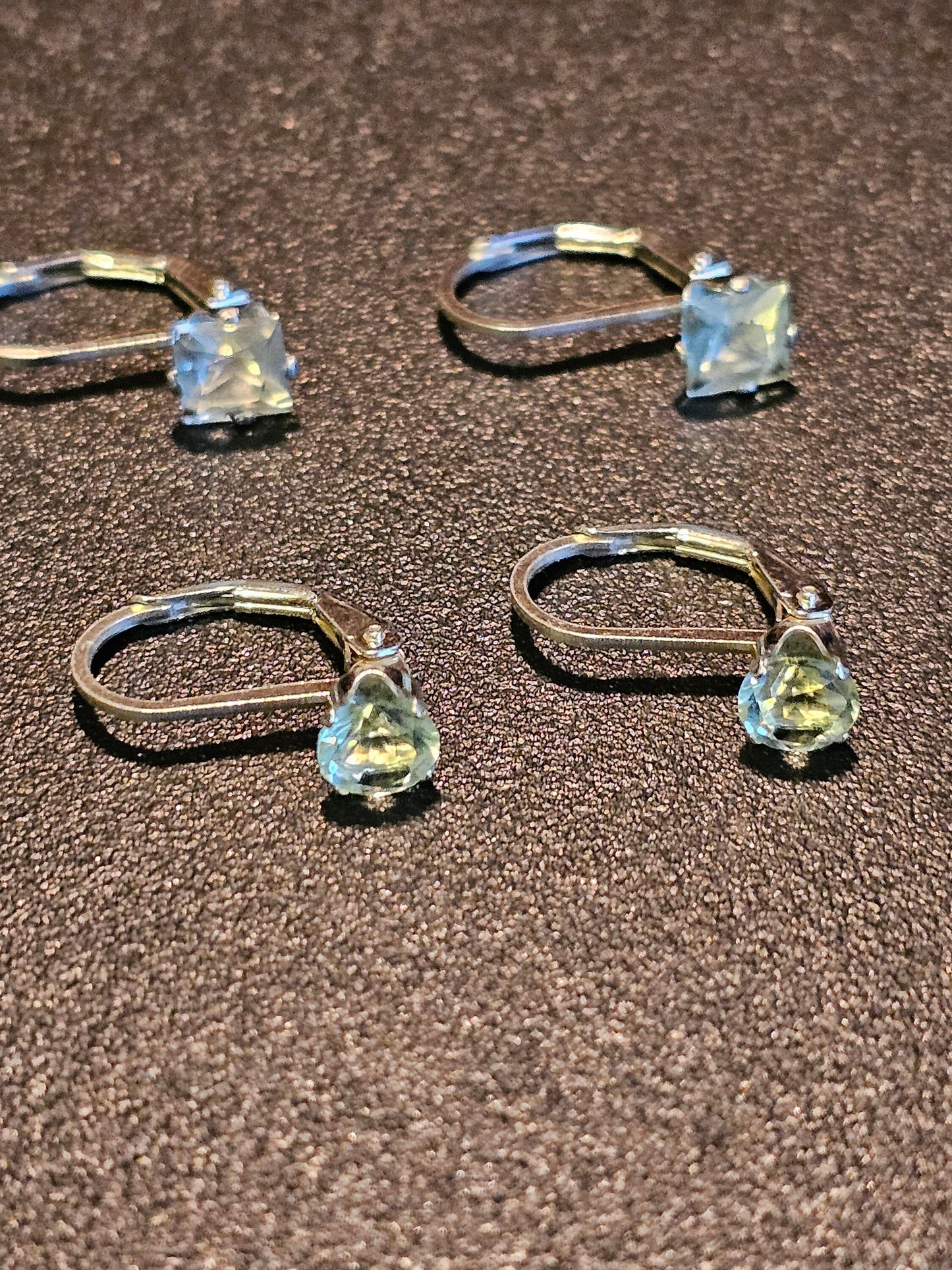 Boucles d'oreilles en verre d'uranium dans un nouveau style à levier en argent sterling avec des pierres de verre d'uranium recyclées vintage, qui brillent sous la lumière noire/UV