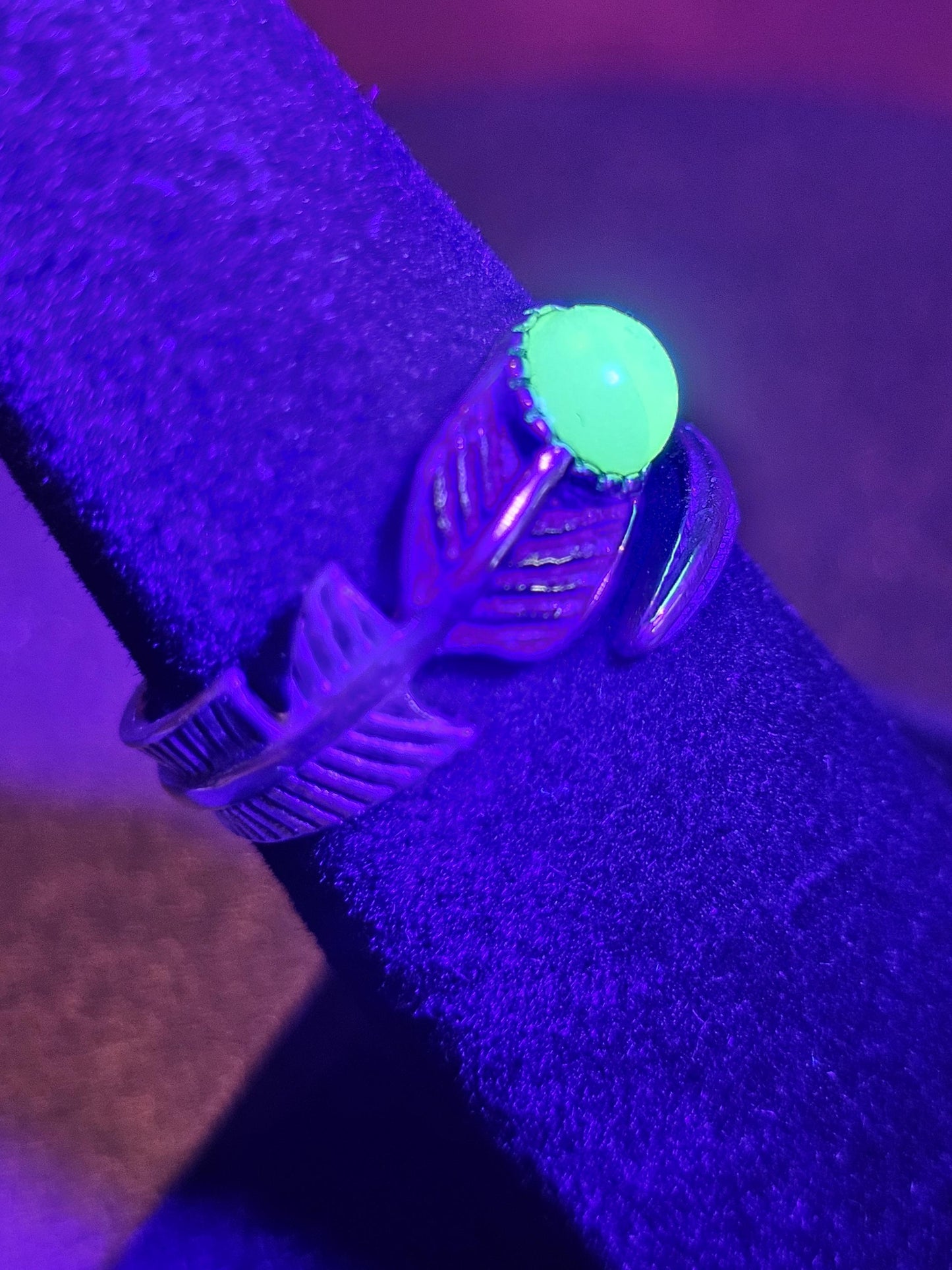 Bague ajustable en verre d'uranium, argent sterling, taille ronde, 5 mm, couleur opale, vintage, pierres en verre d'uranium qui brillent sous la lumière noire / UV