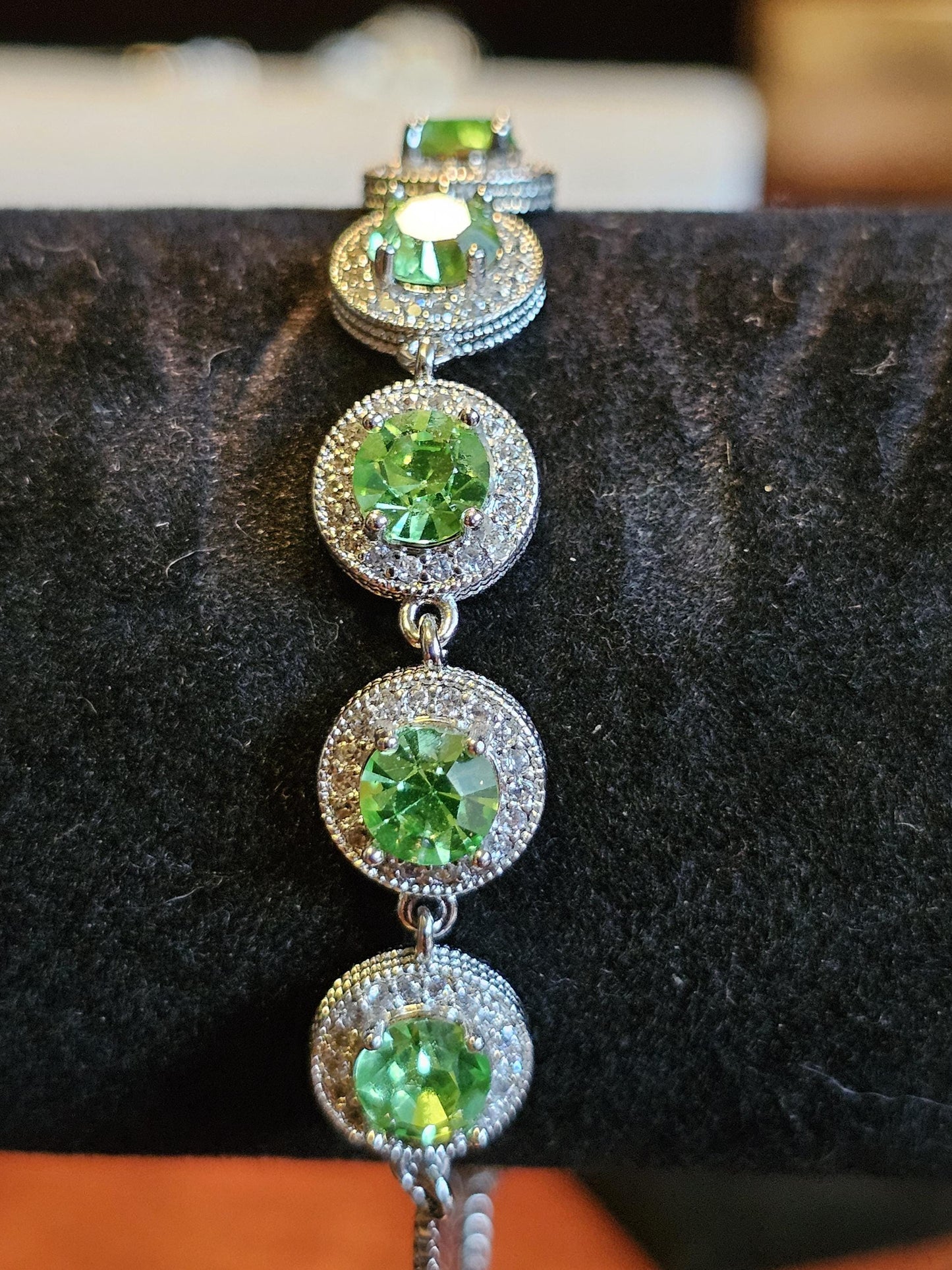 Bracelet en verre d'uranium neuf plaqué argent sterling avec cinq pierres rondes en verre d'uranium vintage de 6 mm qui brillent sous la lumière noire / UV.