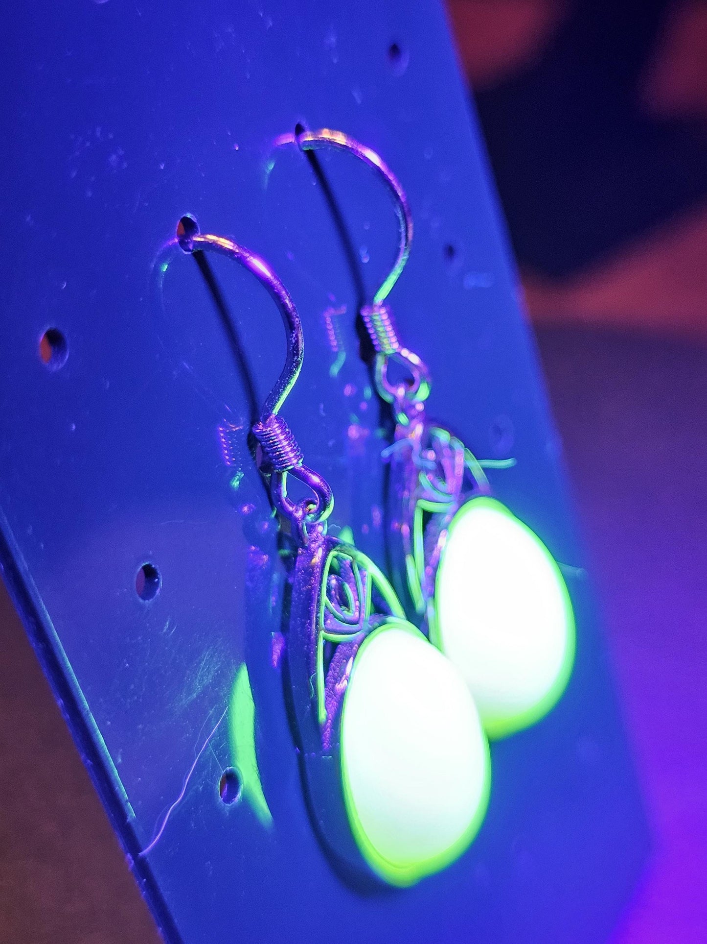 Boucles d'oreilles en verre d'uranium en argent sterling neuf avec pierres en verre d'uranium taille ovale vintage qui brillent sous la lumière noire/UV