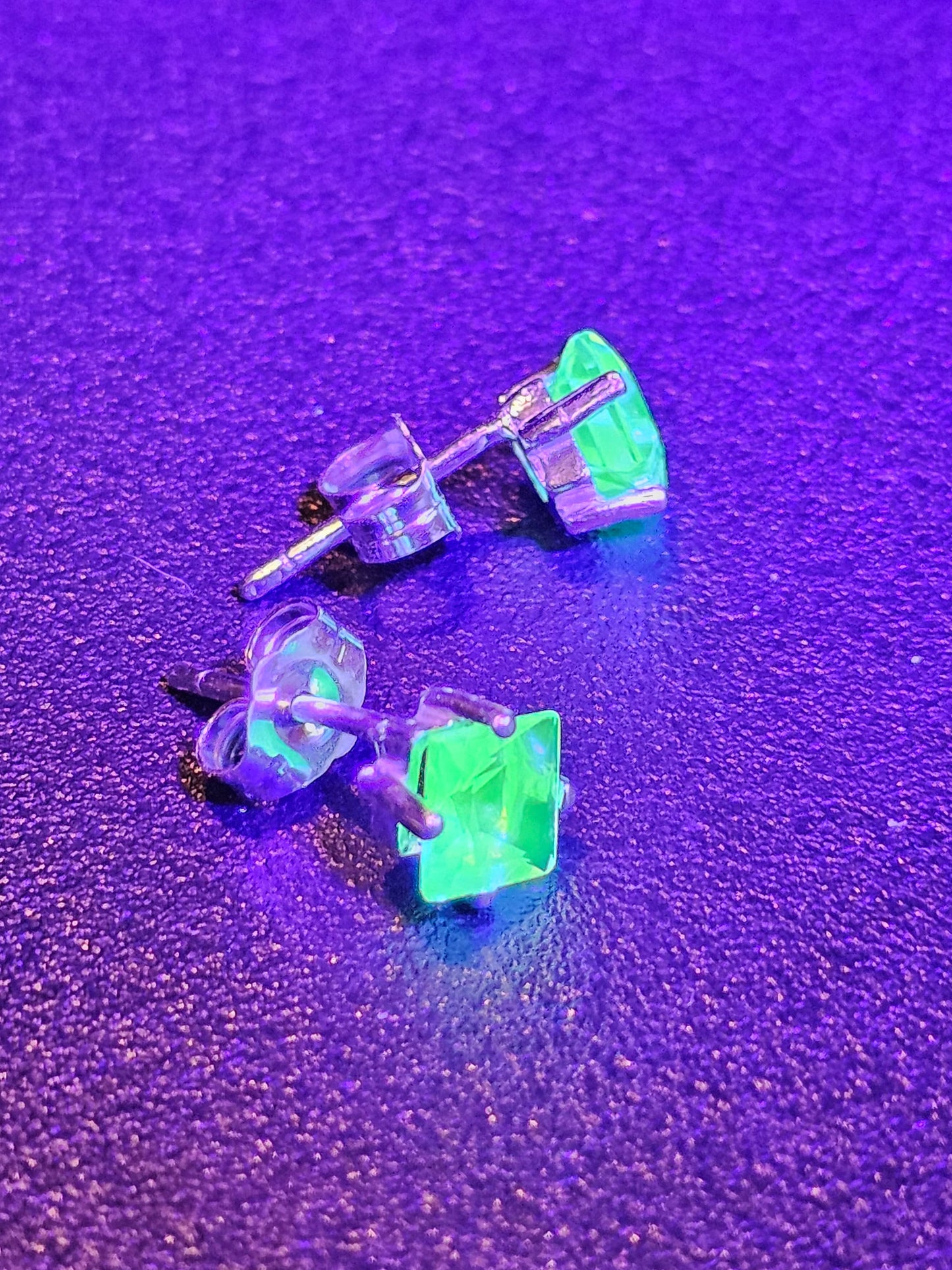 Boucles d'oreilles en verre d'uranium en argent sterling avec pierres de taille princesse en verre d'uranium recyclé vintage de 5 mm qui brillent sous la lumière noire/UV
