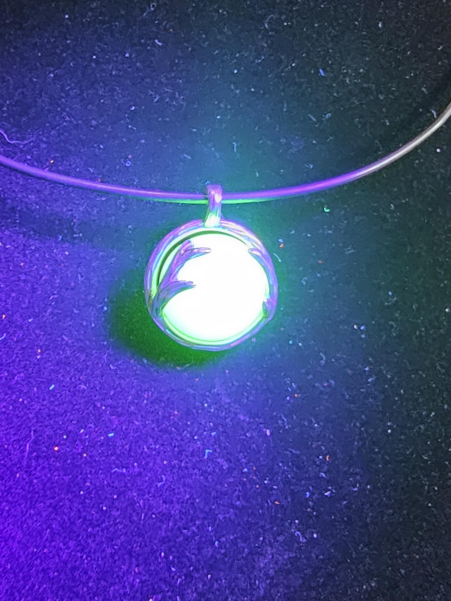 Pendentifs en verre d'uranium en argent sterling neuf avec des perles rondes en verre d'uranium vintage de 14 ou 16 mm qui brillent sous la lumière noire / UV