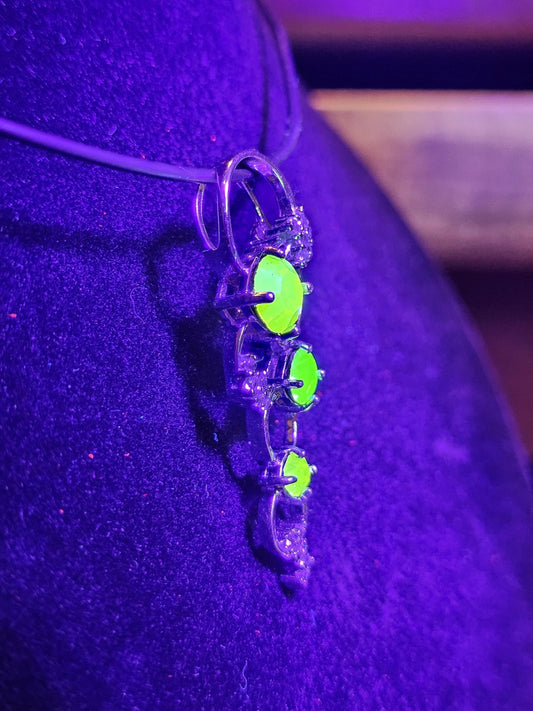 Uranglas-Anhänger im neuen Sterling-Silber-Kreisdesign mit mehreren Vintage-Uranglassteinen, die unter Schwarzlicht/UV-Licht leuchten