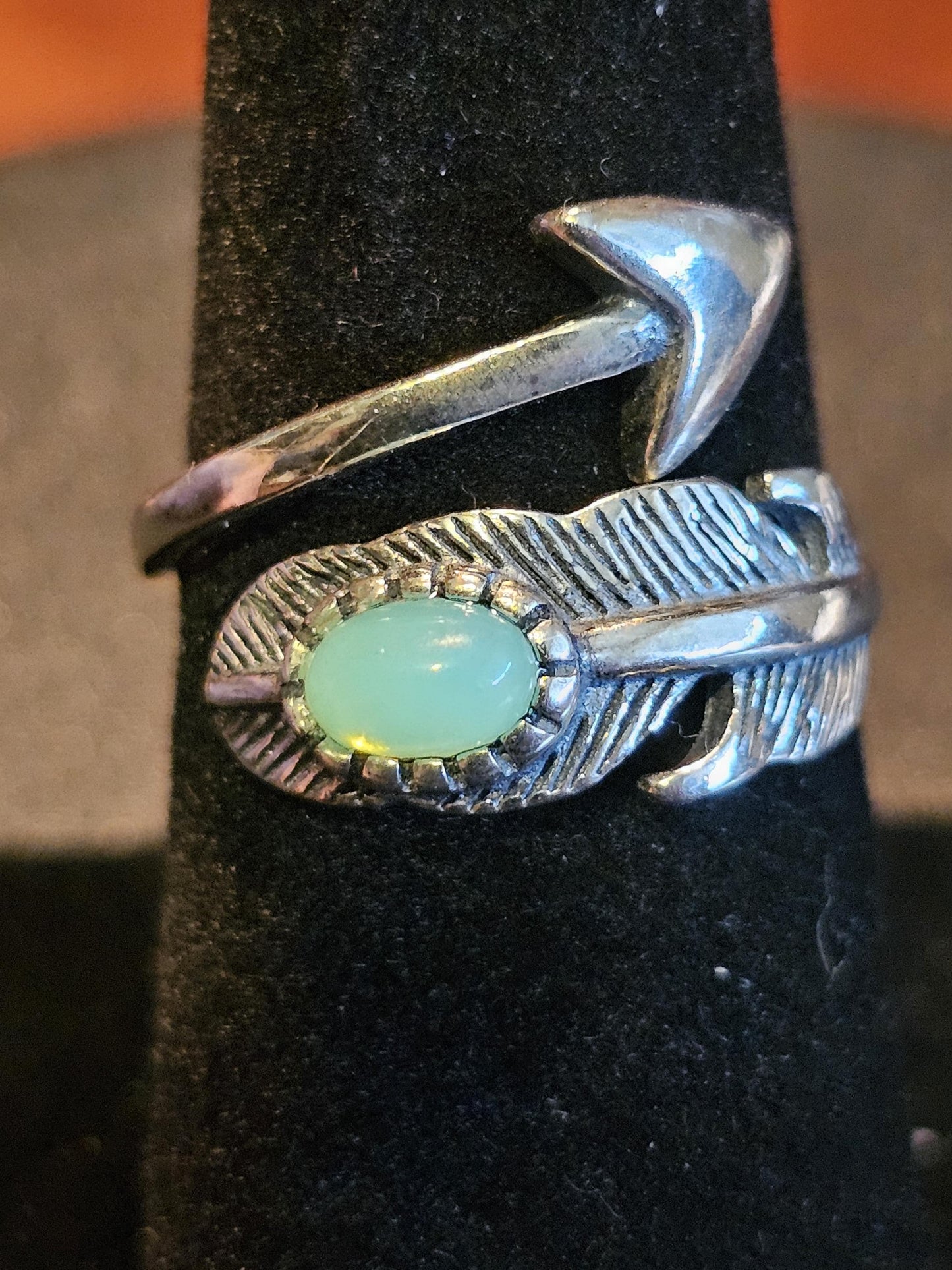 Bague réglable en verre d'uranium en argent sterling avec dessus lisse vintage. La pierre ovale en verre d'uranium vert ou blanc brille sous la lumière noire / UV