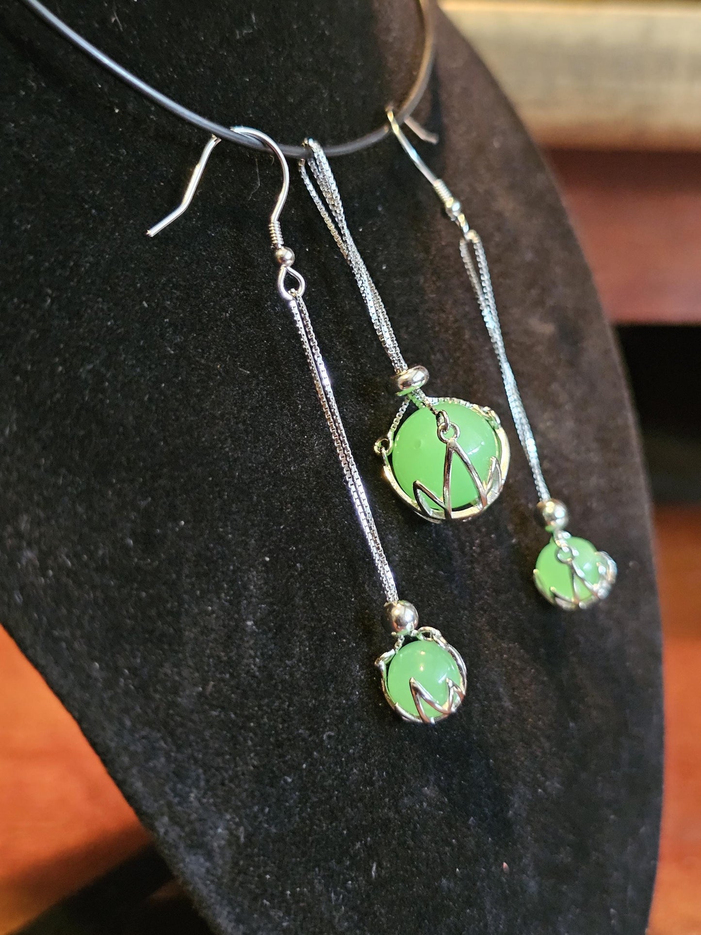 Pendentif et boucles d'oreilles en verre d'uranium dans un nouveau style de pendentif en argent sterling avec des perles de verre d'uranium vintage qui brillent sous la lumière noire / UV