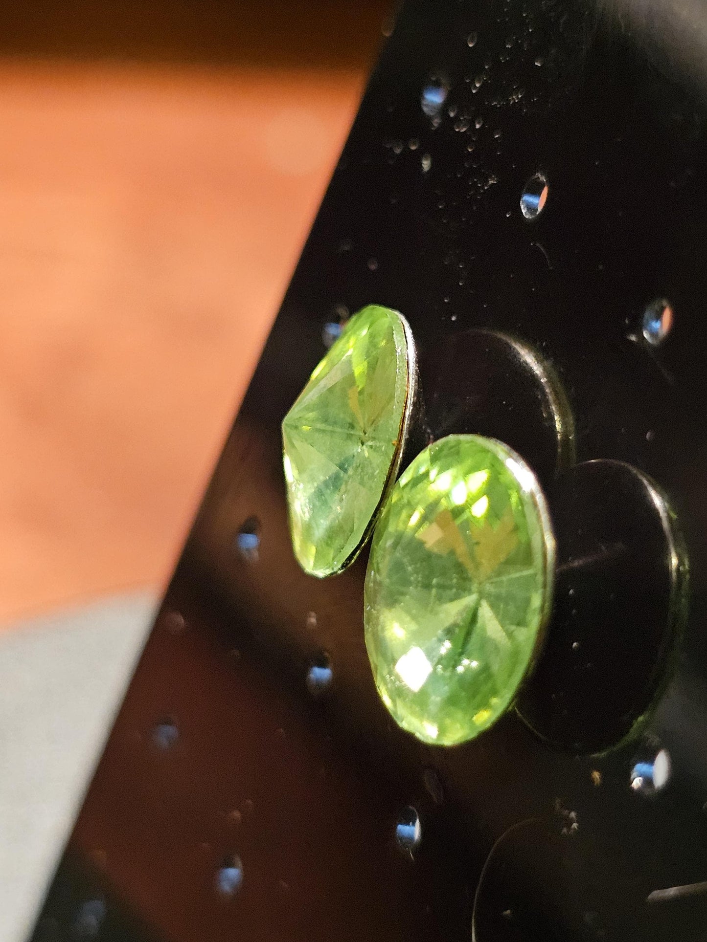 Boucles d'oreilles en verre d'uranium en argent sterling neuf avec pierres en verre d'uranium taille ronde Rivolis vintage de 12 mm, qui brillent sous la lumière noire/UV