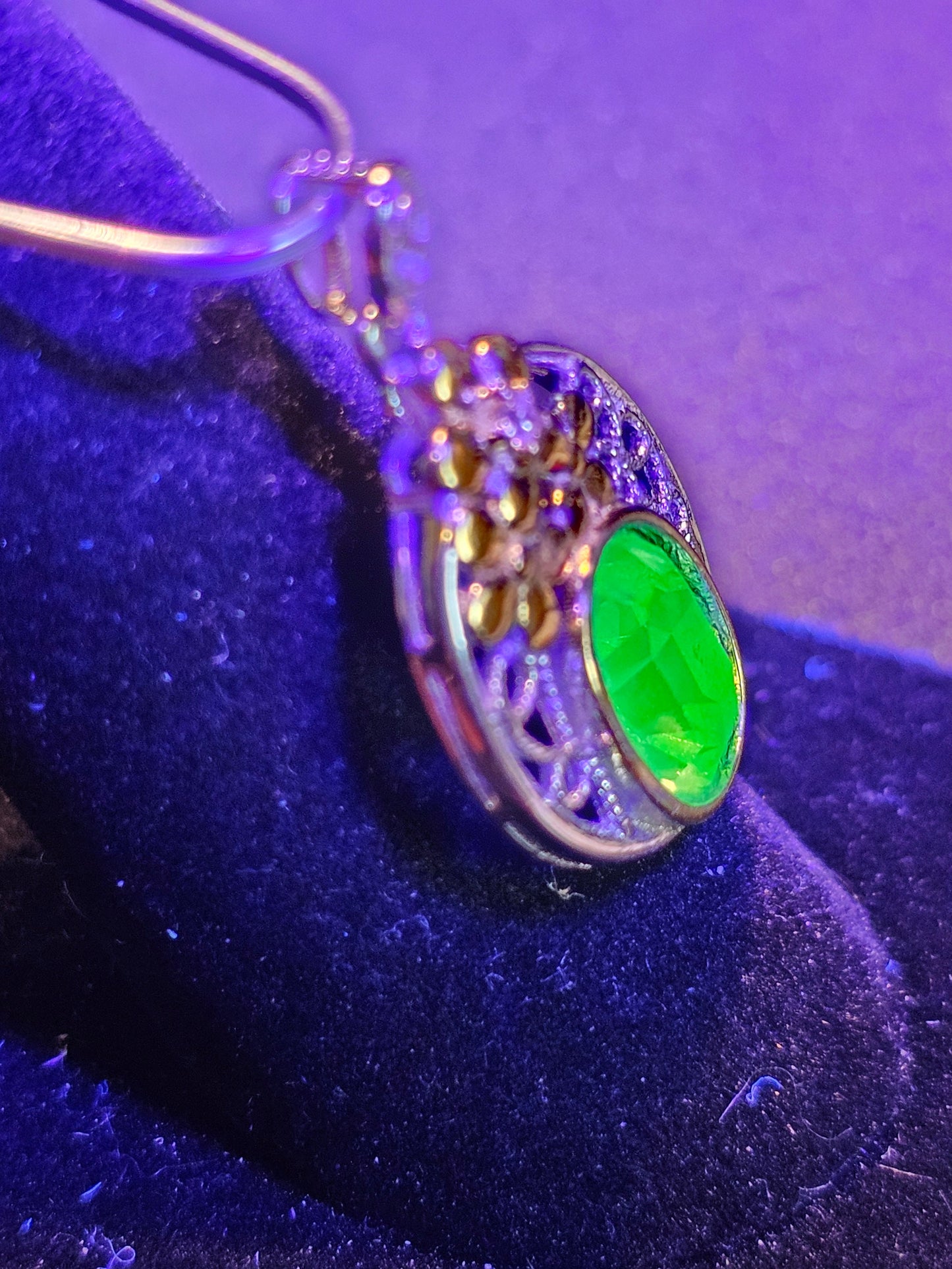 Pendentif en verre d'uranium en argent sterling neuf avec une pierre de verre d'uranium taille ovale vintage de 10 x 8 mm qui brille sous la lumière noire / UV