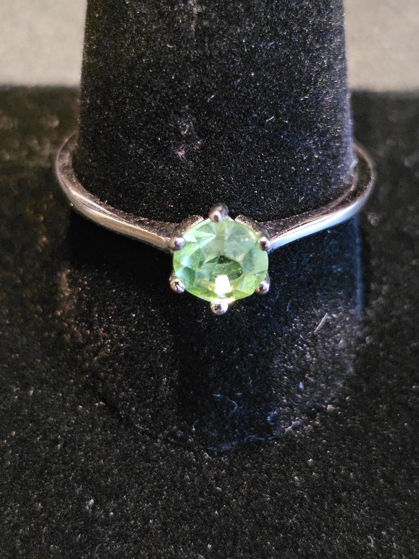 Bague solitaire ronde en verre d'uranium taille 12 en argent sterling neuf avec pierre en verre d'uranium de 6 mm qui brille sous la lumière noire / UV