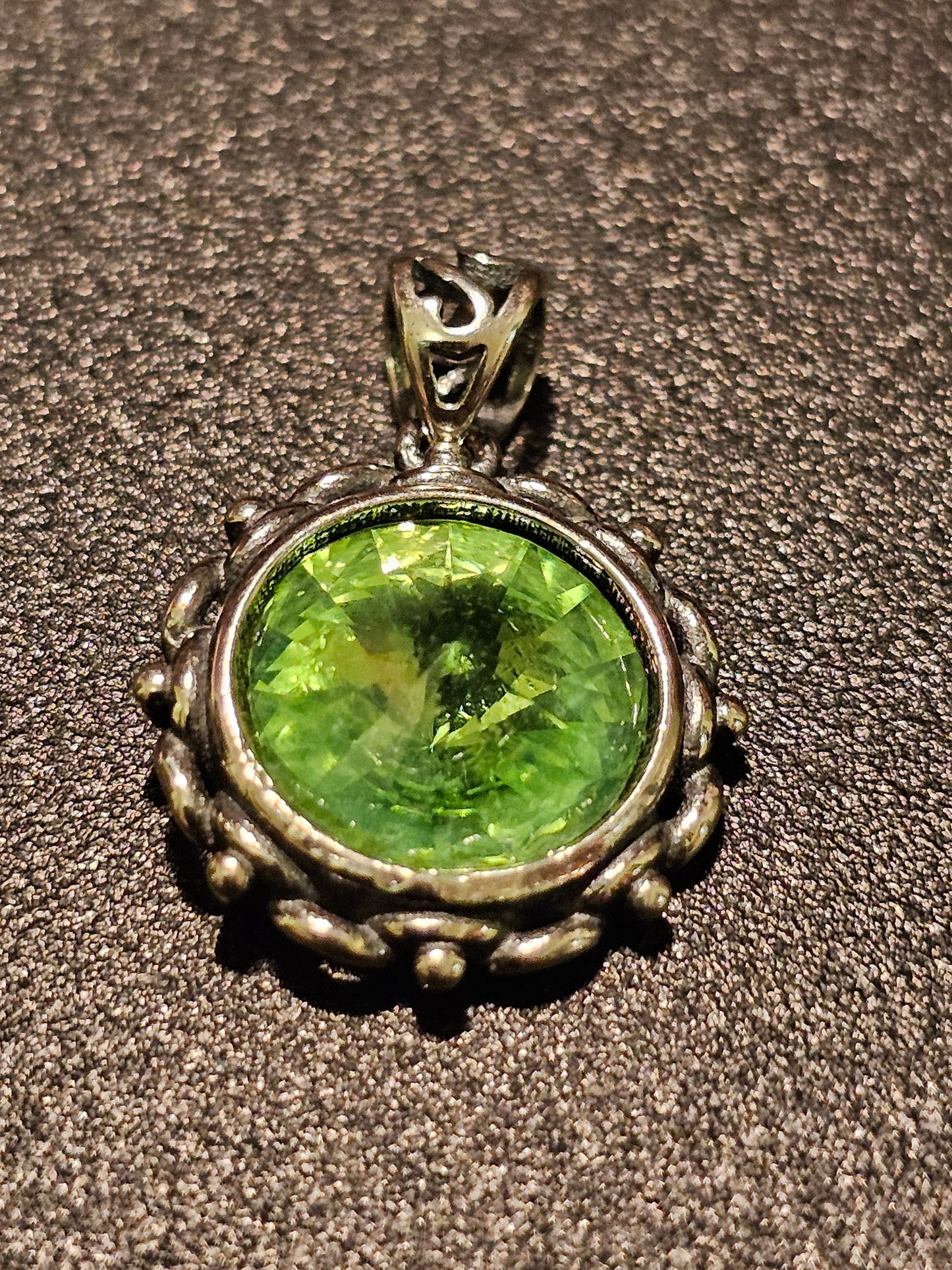 Pendentif en verre d'uranium de style vintage en argent sterling neuf avec une pierre de verre d'uranium ronde vintage de 12 mm qui brille sous la lumière noire / UV
