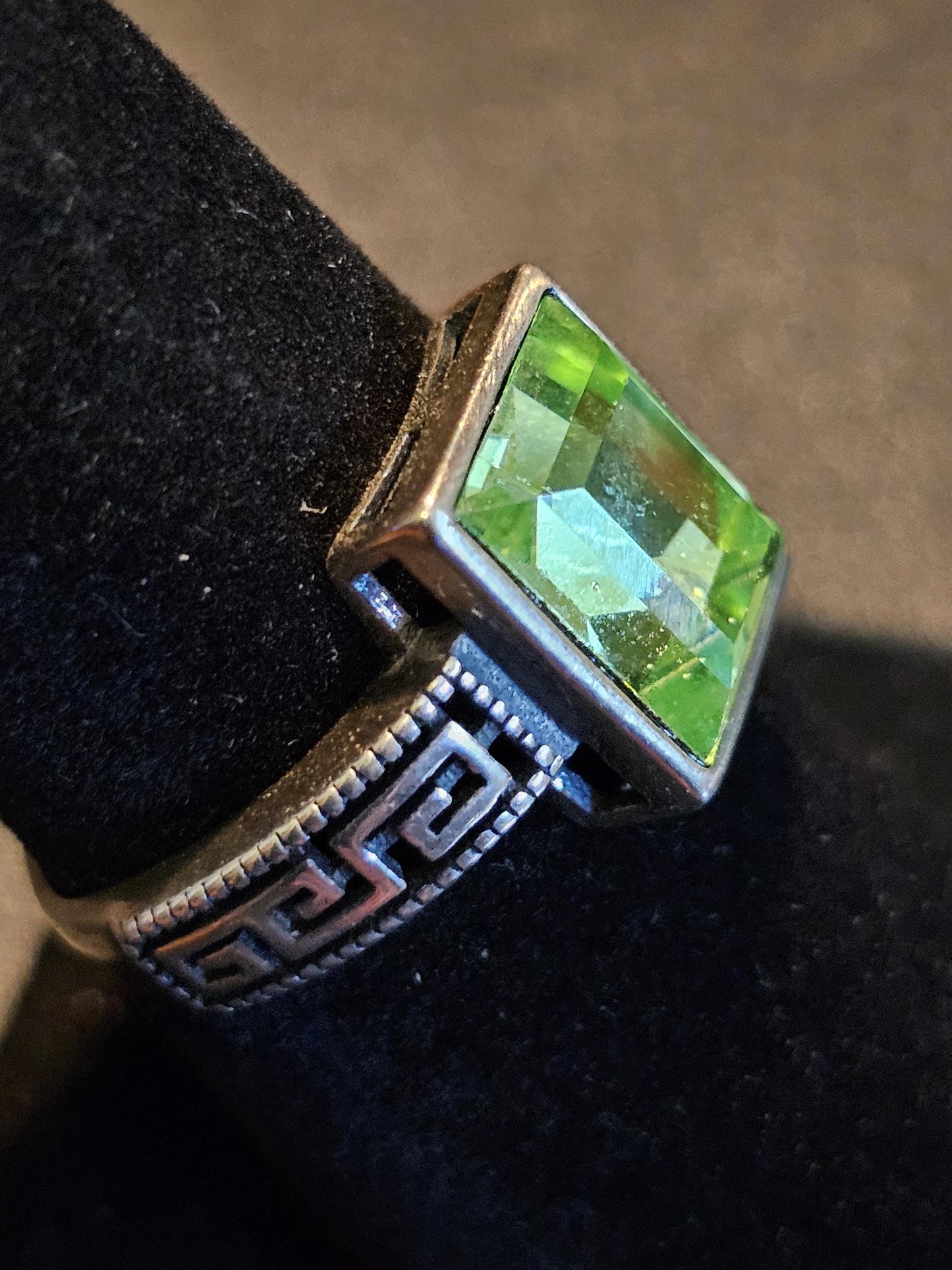 Bague réglable en verre d'uranium avec lunette montée grande pierre rectangulaire vintage en verre d'uranium de 10 x 8 mm qui brille sous la lumière noire / UV