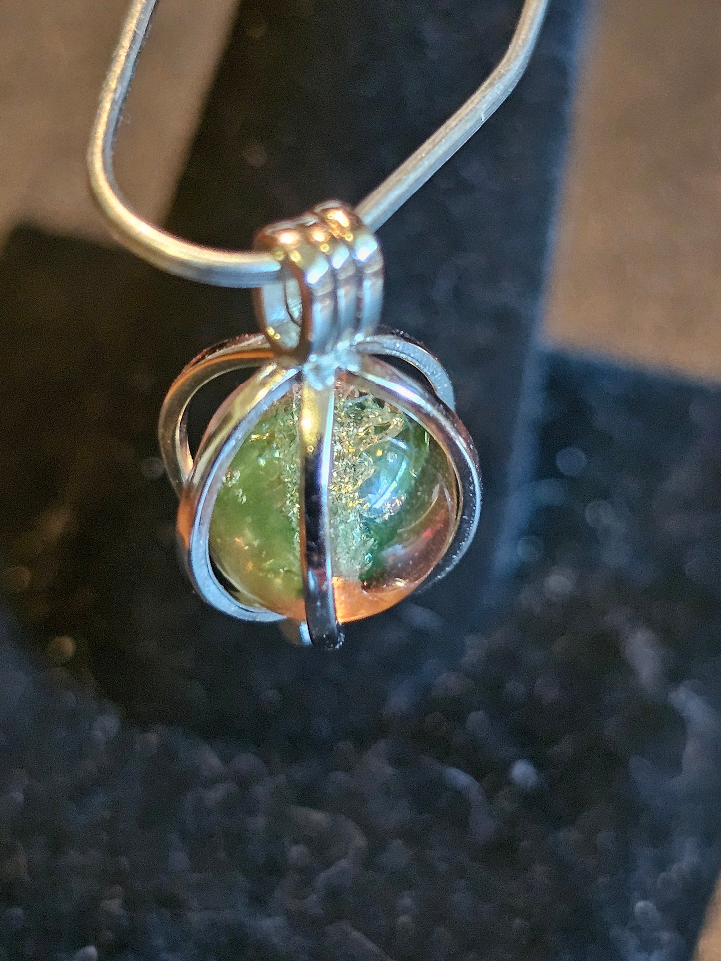 Pendentif en verre d'uranium en argent sterling neuf avec une perle vintage de 10 mm en verre d'uranium qui brille sous la lumière noire / UV