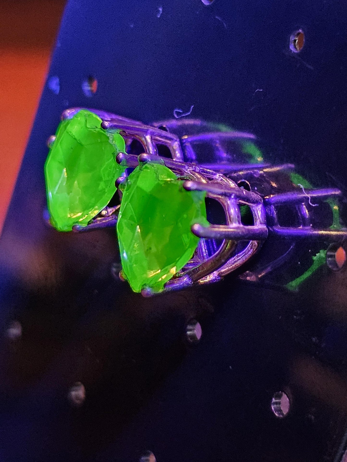 Boucles d'oreilles en verre d'uranium, en argent sterling neuf avec de grandes pierres en verre d'uranium taille cœur vintage de 10 x 9 mm, qui brillent sous la lumière noire/UV