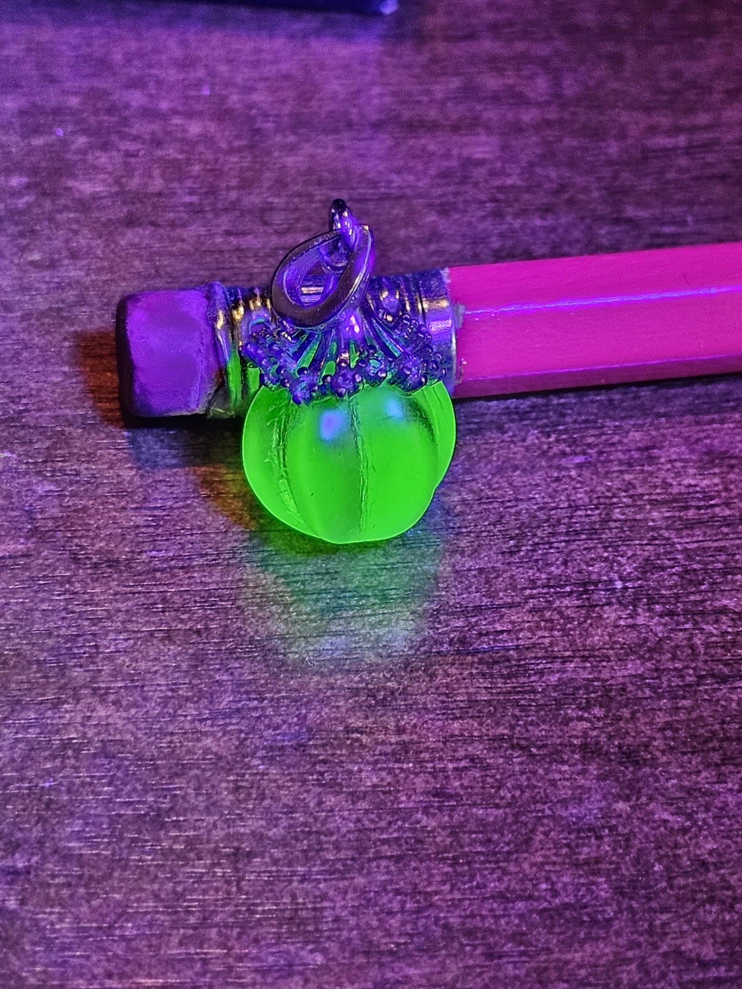 Pendentif en verre d'uranium en argent sterling neuf avec une perle ronde en verre d'uranium vintage de 12 mm qui brille sous la lumière noire / UV