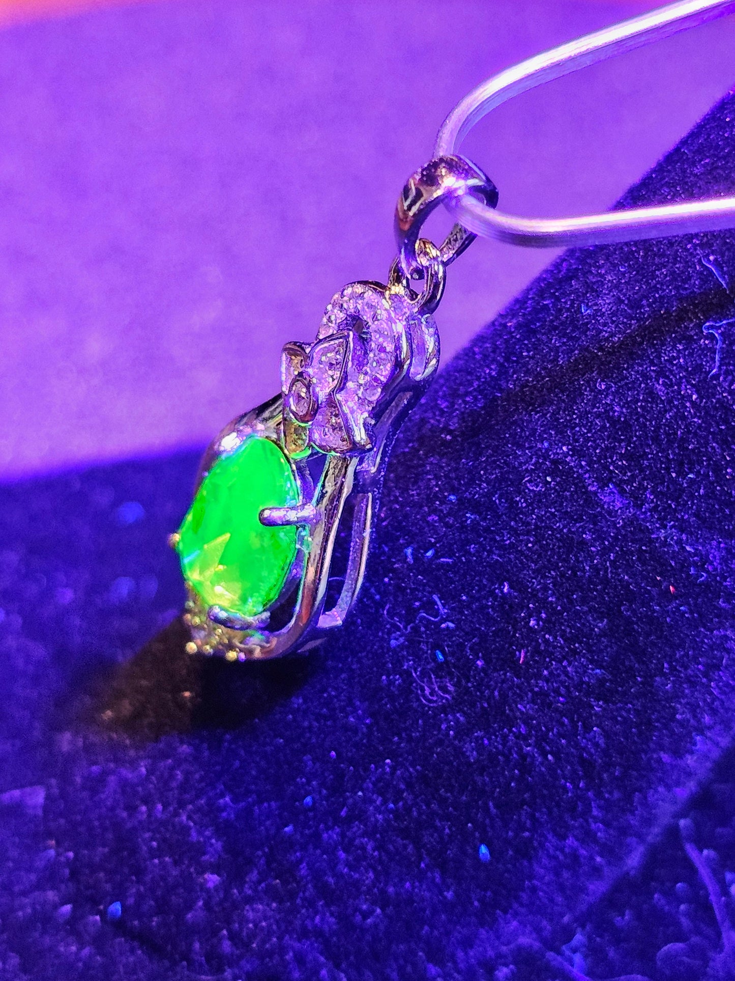 Pendentif en verre d'uranium neuf en argent sterling avec une pierre de verre d'uranium vintage de taille ovale 8x6 ou 10x8 mm brille sous la lumière noire / UV