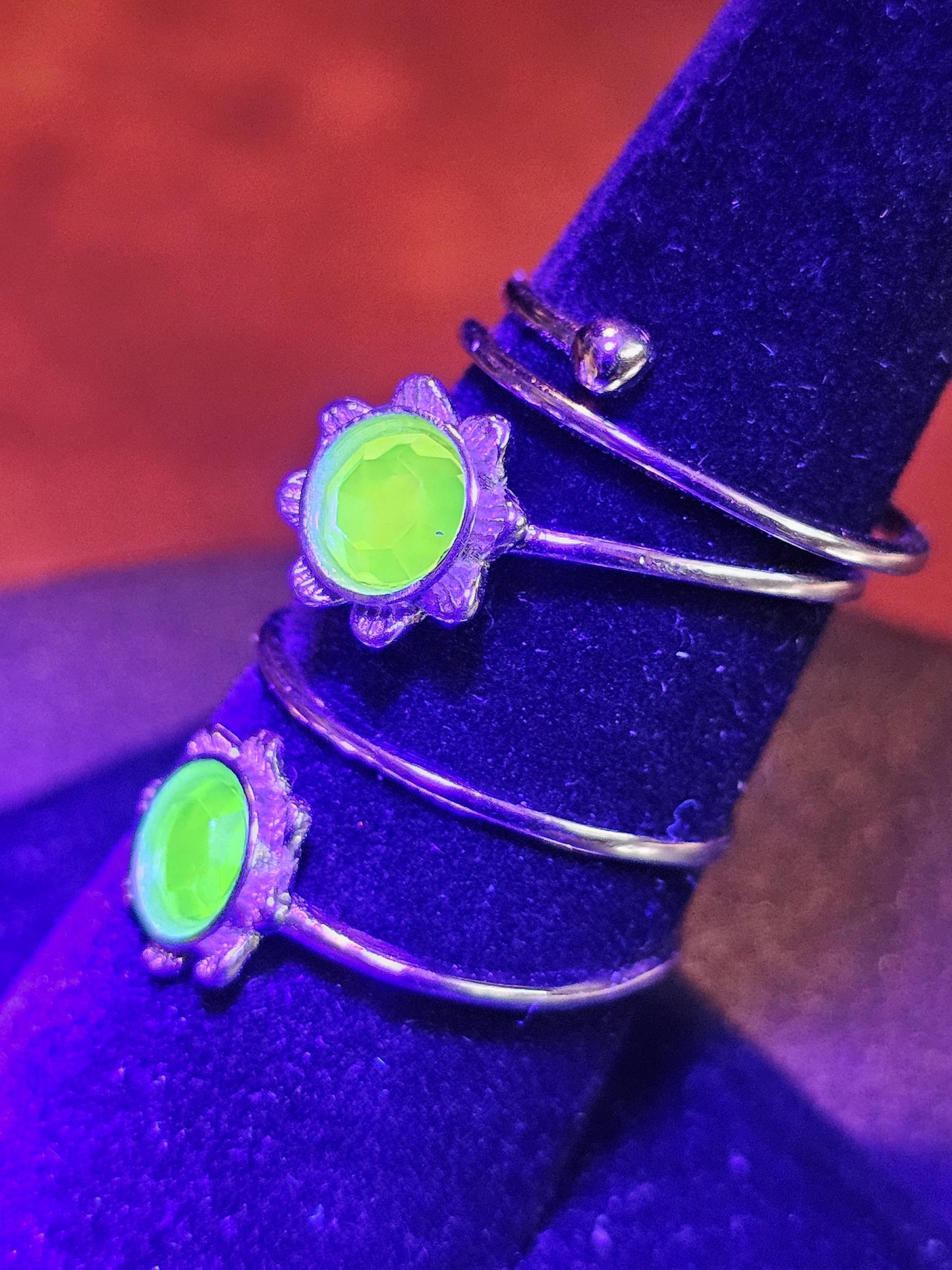 Bague réglable en verre d'uranium, en argent sterling neuf, avec une pierre de verre d'uranium verte ou rose vintage de 6 mm qui brille sous la lumière noire