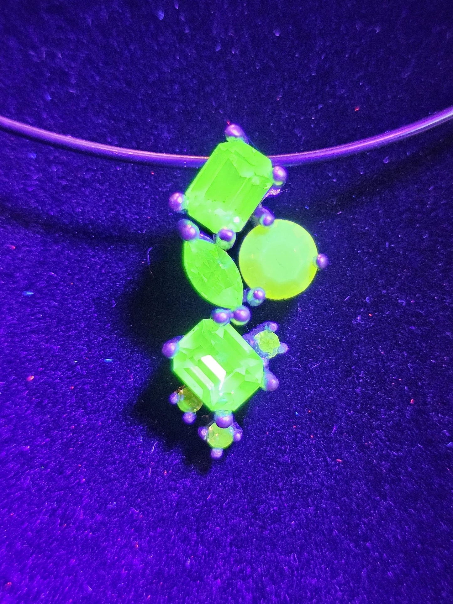 Pendentif en verre d'uranium dans un nouveau design abstrait en argent sterling avec plusieurs pierres de verre d'uranium vintage qui brillent sous la lumière noire / UV