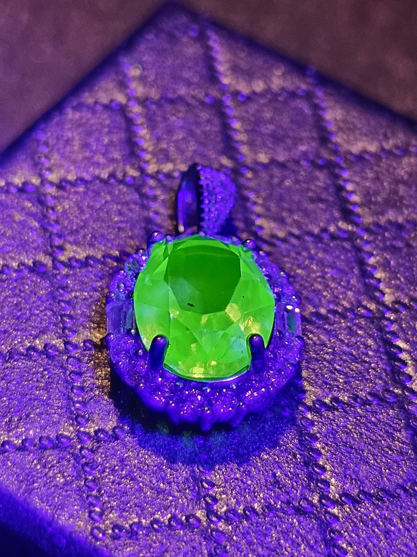 Pendentif en verre d'uranium dans un nouveau cadre en argent sterling avec une pierre de verre d'uranium taille ovale vintage de 10 x 8 mm qui brille sous la lumière noire / UV