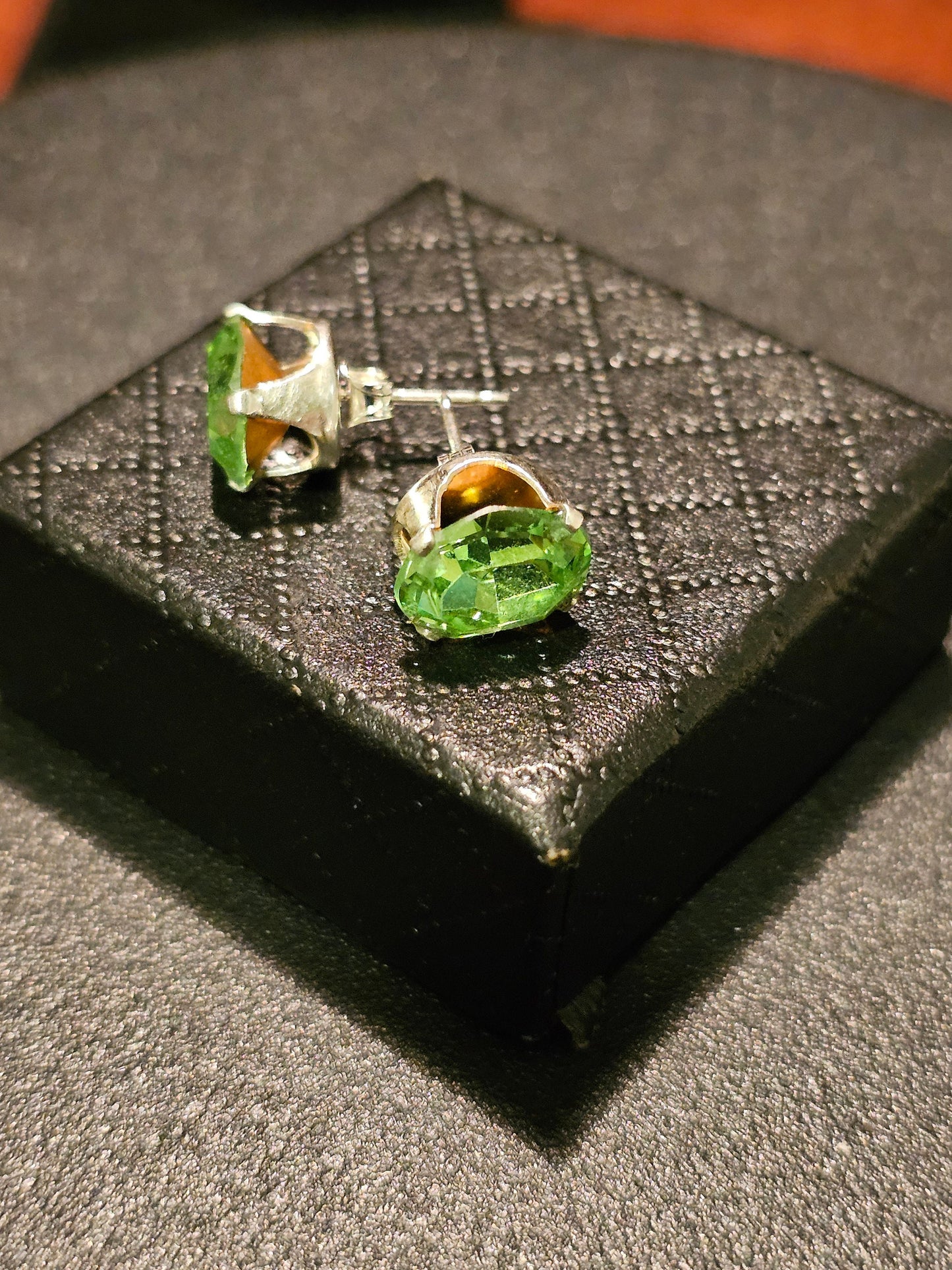 Boucles d'oreilles en verre d'uranium en argent sterling avec pierres en verre d'uranium taille ovale vintage qui brillent sous la lumière noire/UV