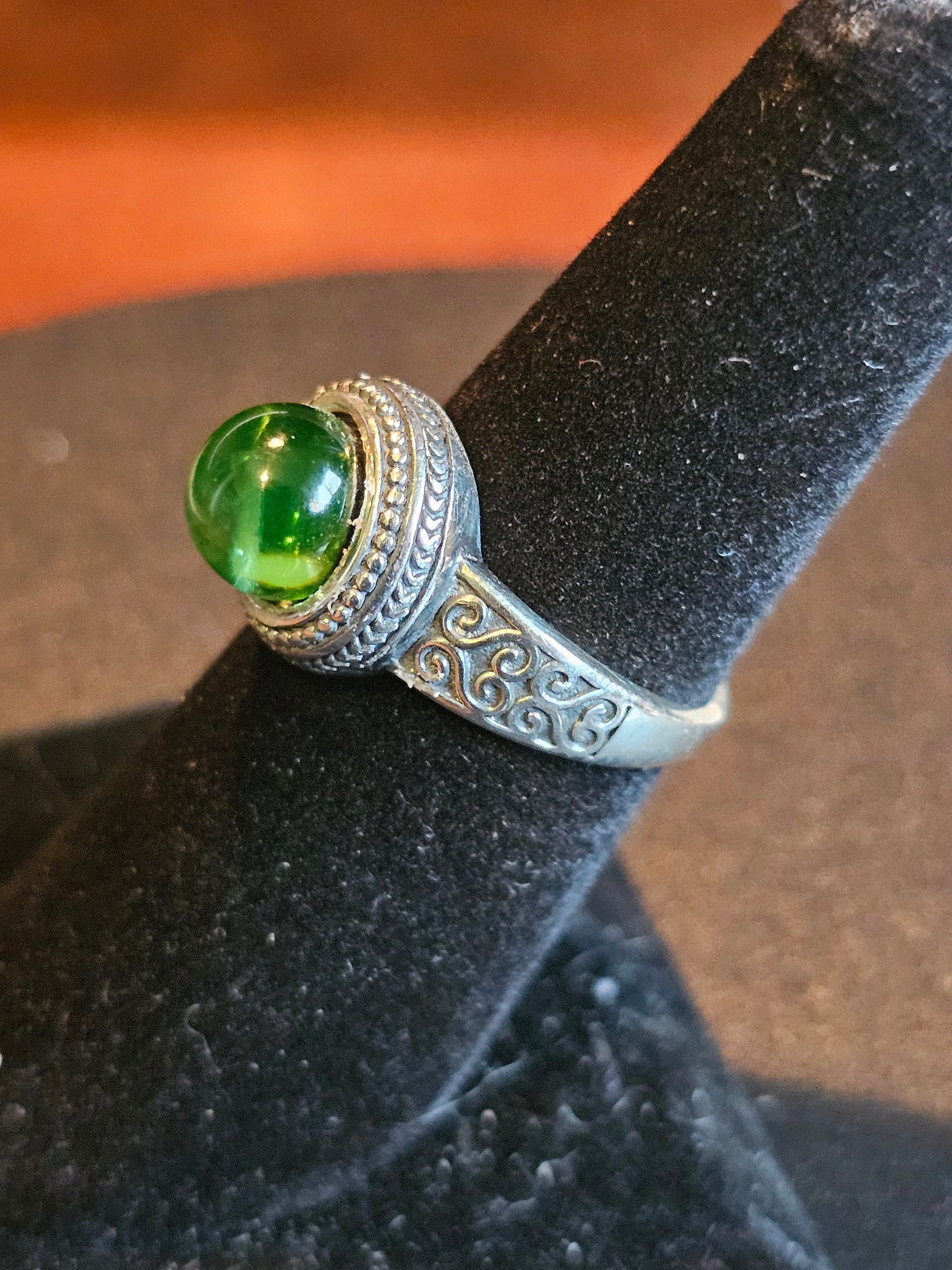 Bague réglable en verre d'uranium, en argent sterling neuf, avec une pierre de verre d'uranium ronde vintage qui brille sous la lumière noire / UV