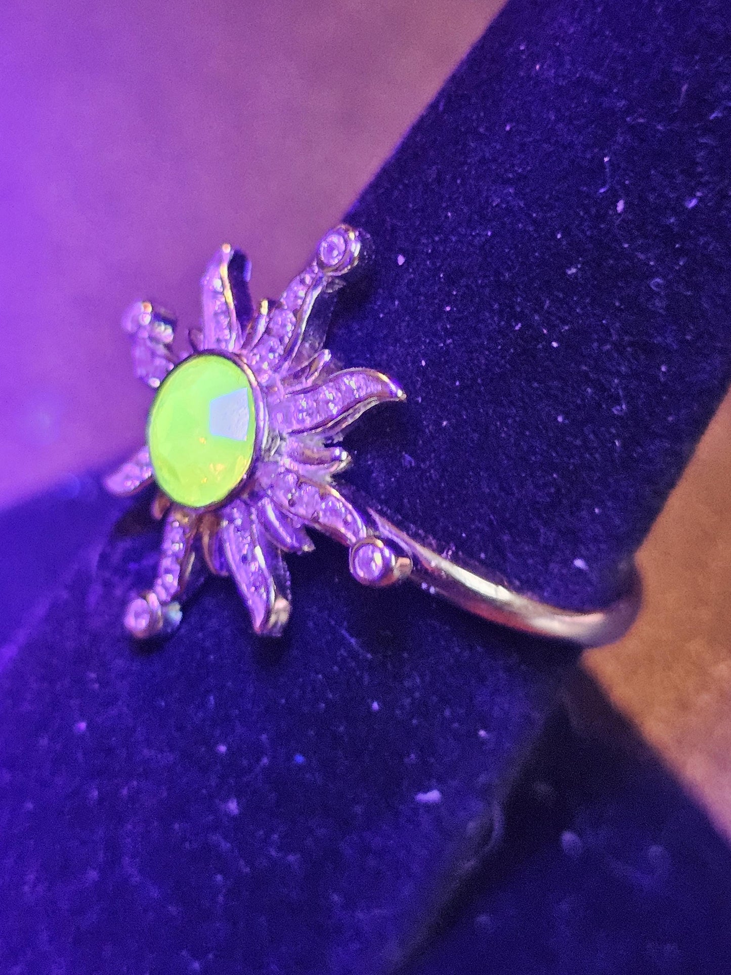 Bague tournesol réglable en verre d'uranium, en argent sterling neuf avec pierres rondes en verre d'uranium vintage de 8 mm qui brillent sous la lumière noire / UV