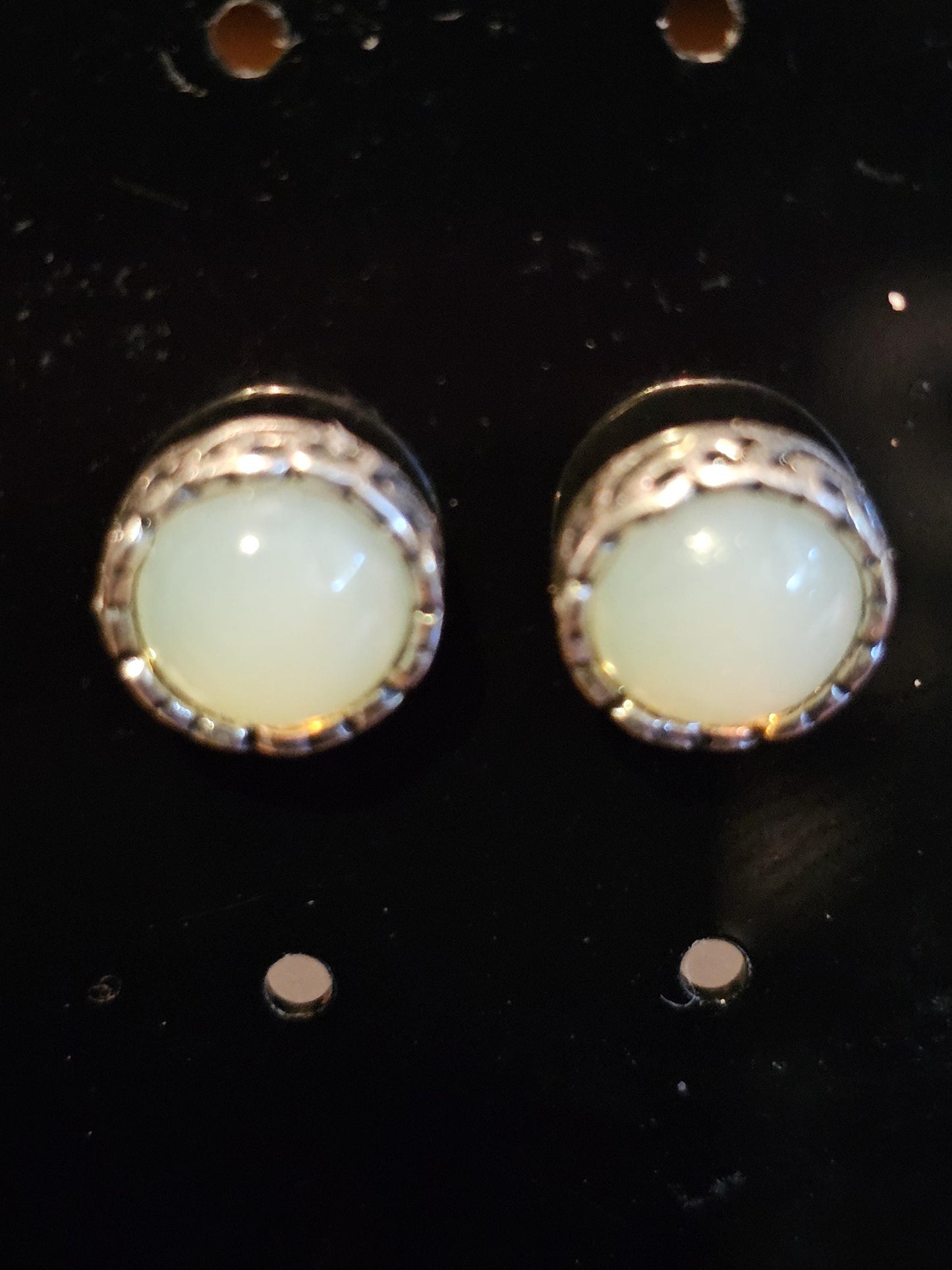 Boucles d'oreilles en verre d'uranium en argent sterling ou plaqué or avec des pierres de verre d'uranium rondes vintage de 7 mm qui brillent sous la lumière noire/UV