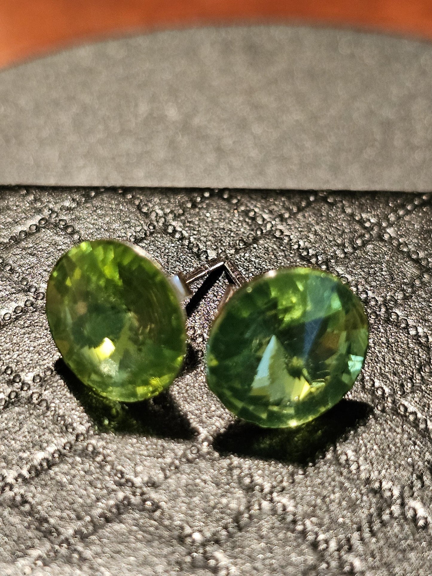 Boucles d'oreilles en verre d'uranium en argent sterling neuf avec pierres en verre d'uranium taille ronde Rivolis vintage de 12 mm, qui brillent sous la lumière noire/UV