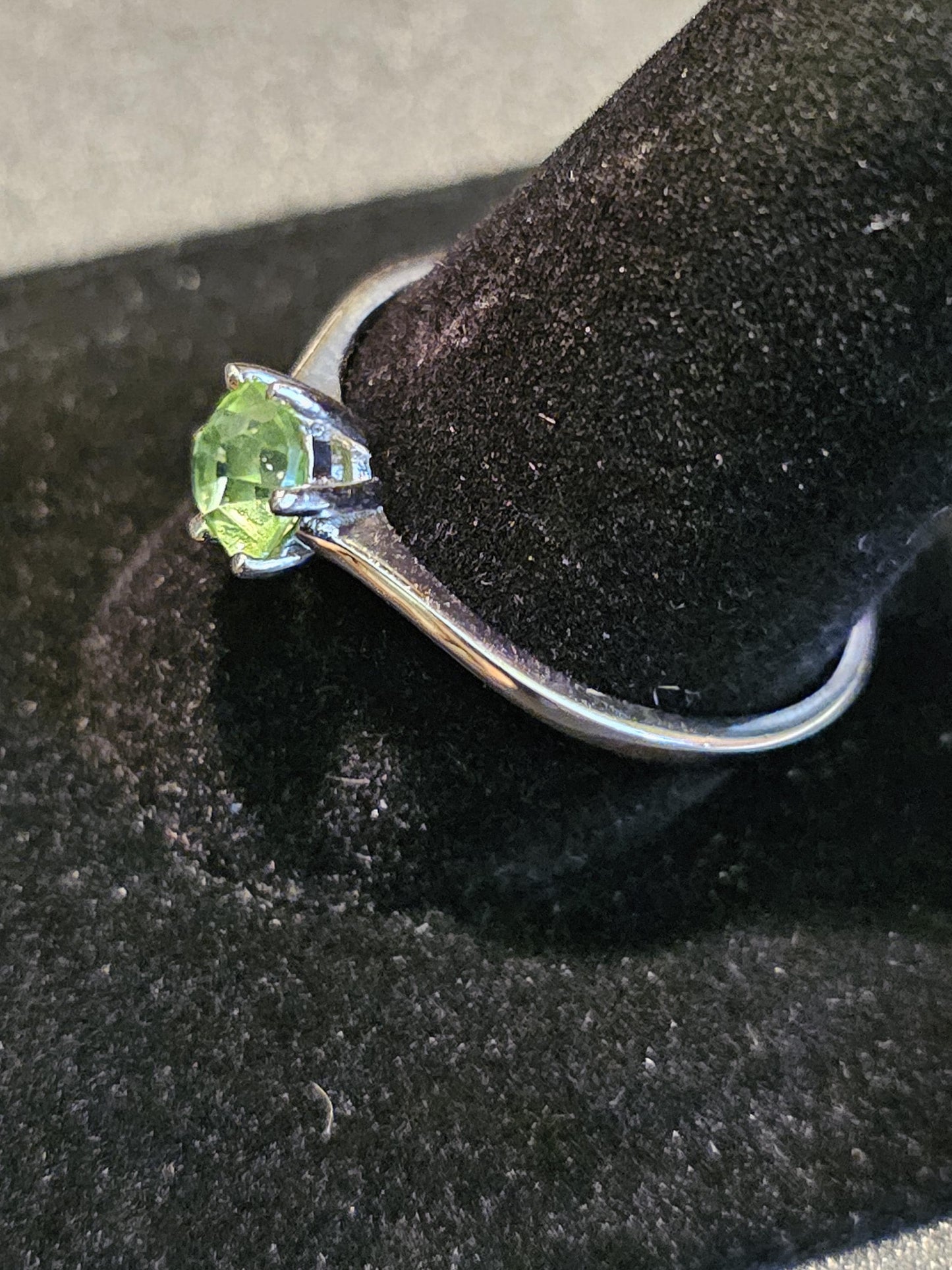 Bague solitaire ronde en verre d'uranium taille 12 en argent sterling neuf avec pierre en verre d'uranium de 6 mm qui brille sous la lumière noire / UV