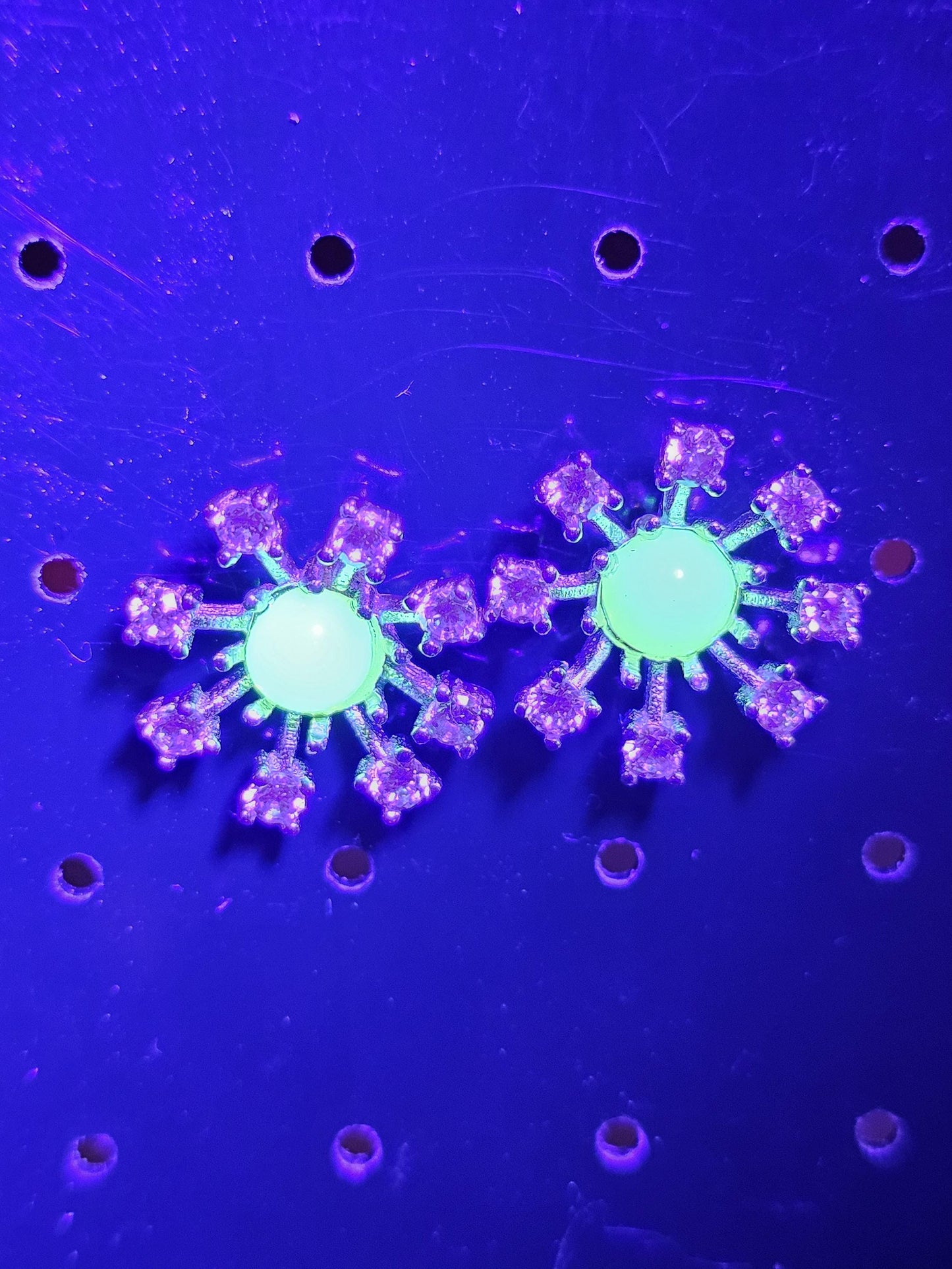 Boucles d'oreilles en verre d'uranium de style flocon de neige en argent sterling neuf avec des pierres en verre d'uranium de taille ronde vintage qui brillent sous la lumière noire/UV