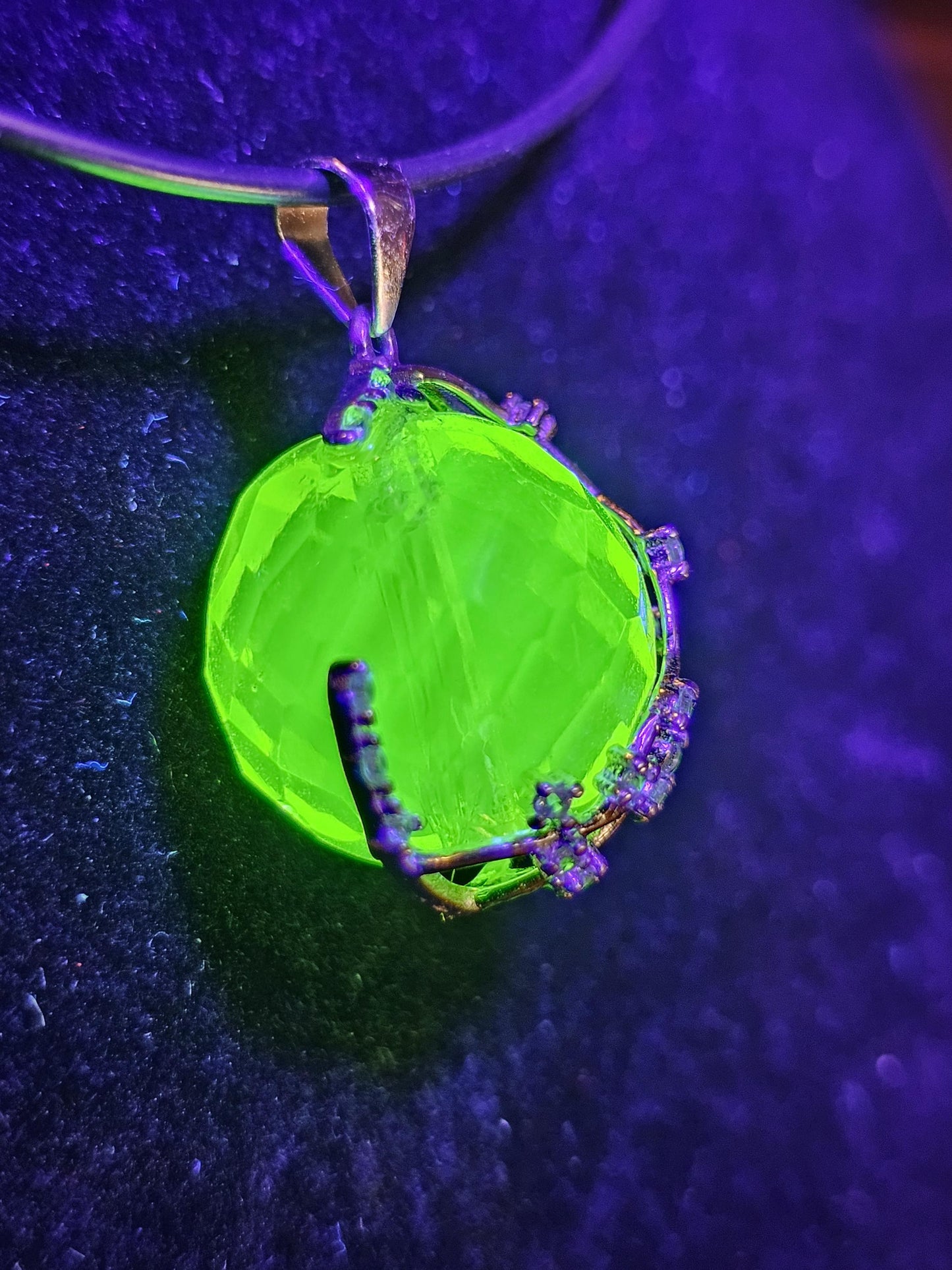 Pendentif en verre d'uranium en argent sterling neuf avec une énorme perle ronde en verre d'uranium tchécoslovaque de 16 mm qui brille sous la lumière noire / UV