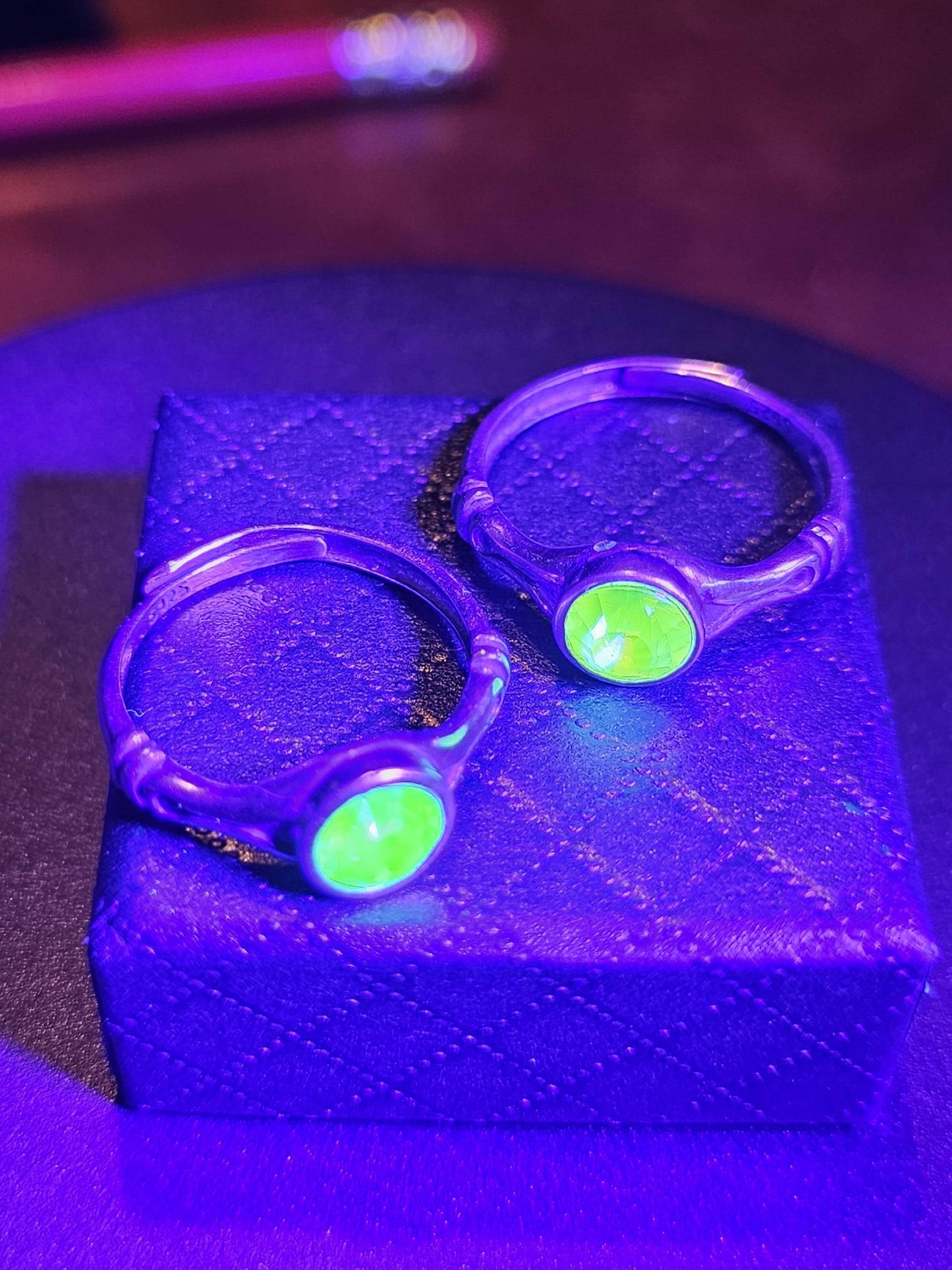 Bague réglable en verre d'uranium, en argent sterling neuf, avec une pierre de verre d'uranium verte ou rose vintage de 6 mm qui brille sous la lumière noire