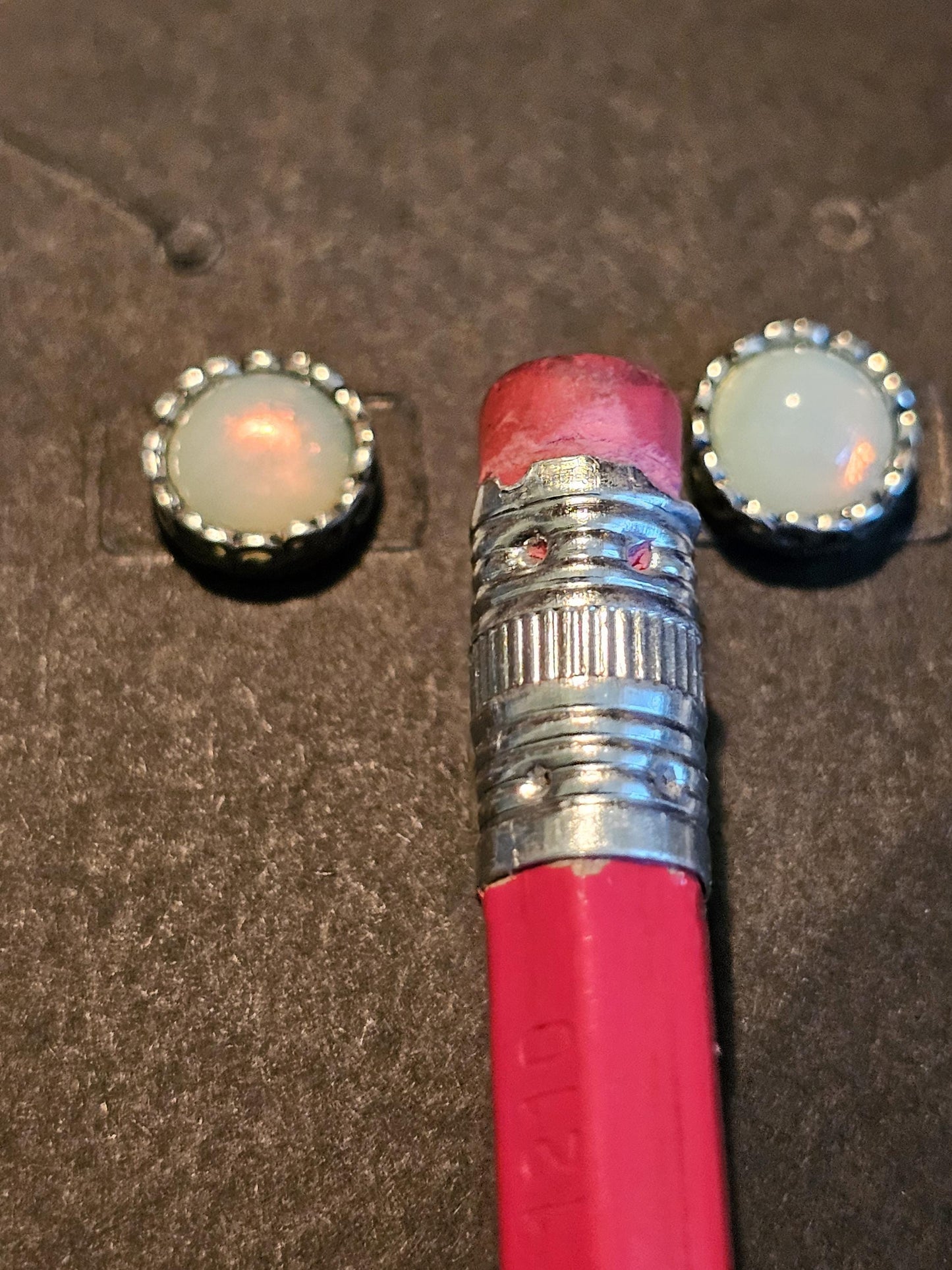 Boucles d'oreilles en verre d'uranium en argent sterling ou plaqué or avec des pierres de verre d'uranium rondes vintage de 7 mm qui brillent sous la lumière noire/UV