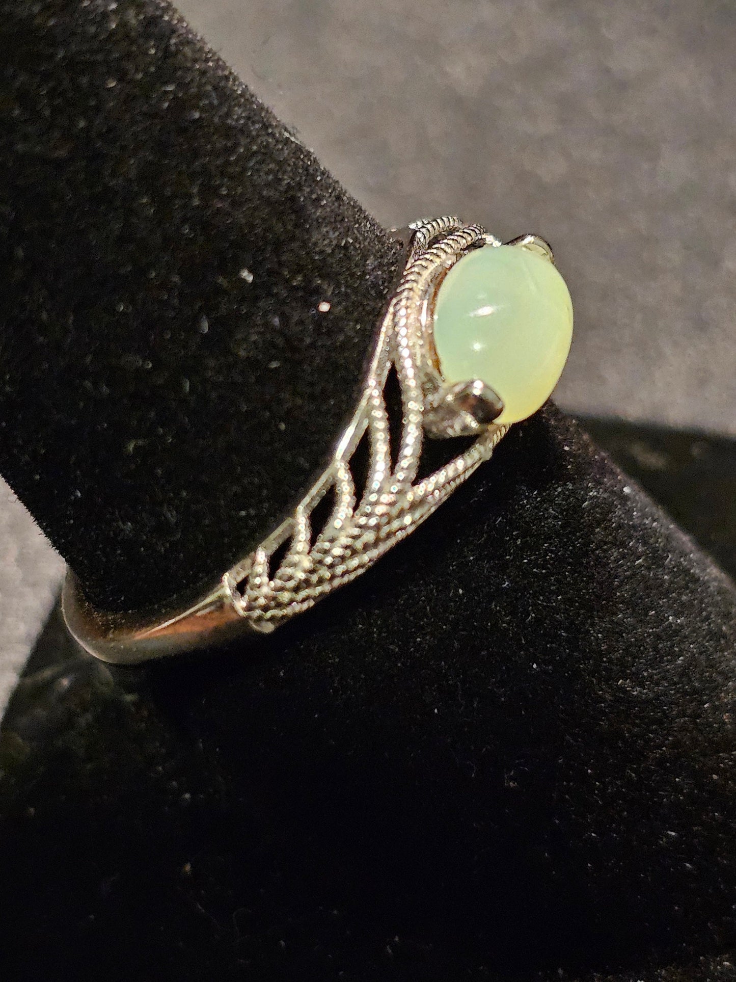 Bague réglable en verre d'uranium, argent sterling neuf avec dessus lisse vintage, pierre ovale en verre d'uranium de couleur opale qui brille sous la lumière noire / UV