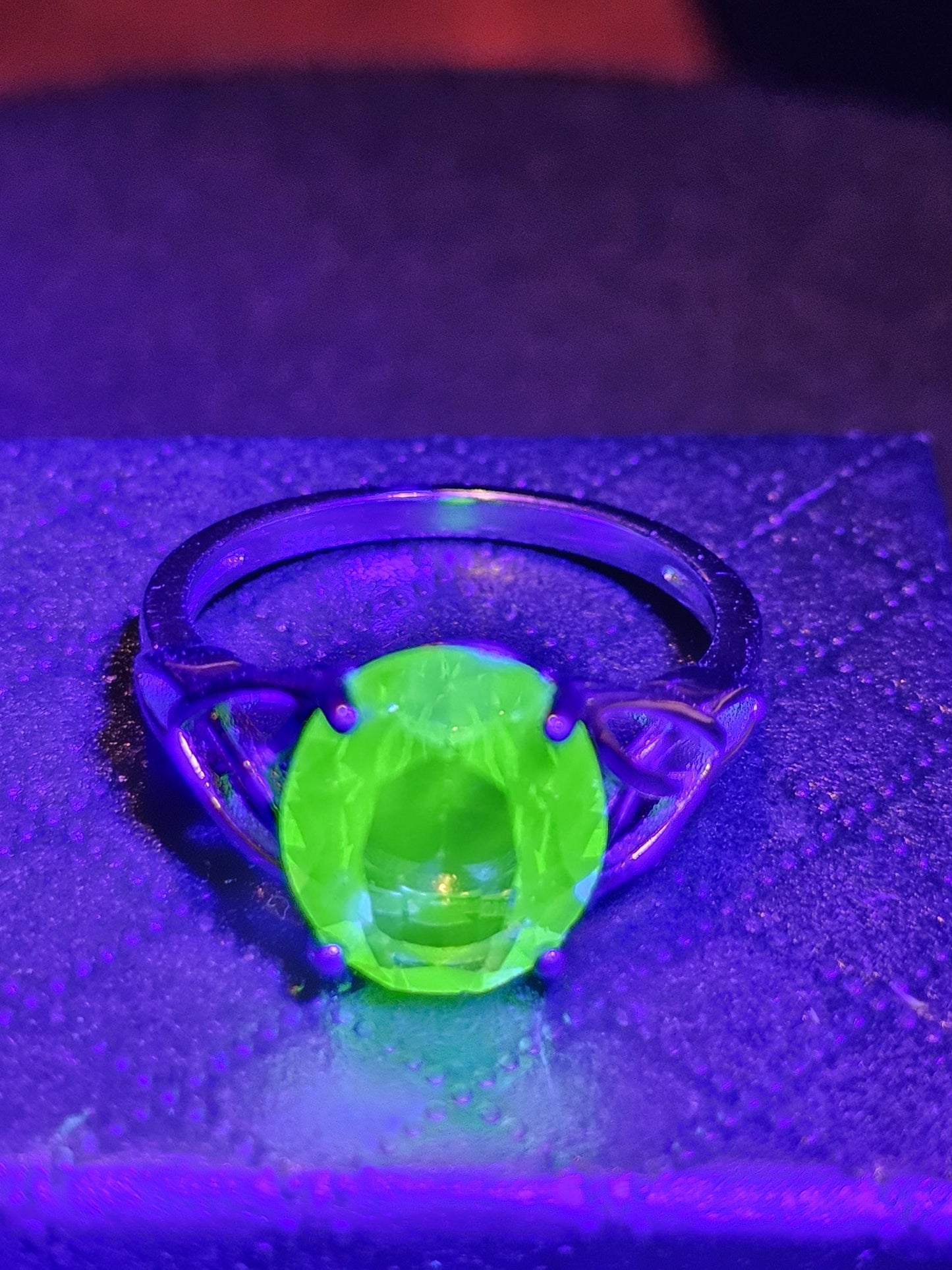 Ring im Stil eines keltischen Knotens im ovalen Uranglasschliff in Größe 6, 7, 8 oder 9. Sterlingsilber mit einem Vintage-Uranglasstein, der unter Schwarzlicht/UV-Licht leuchtet.