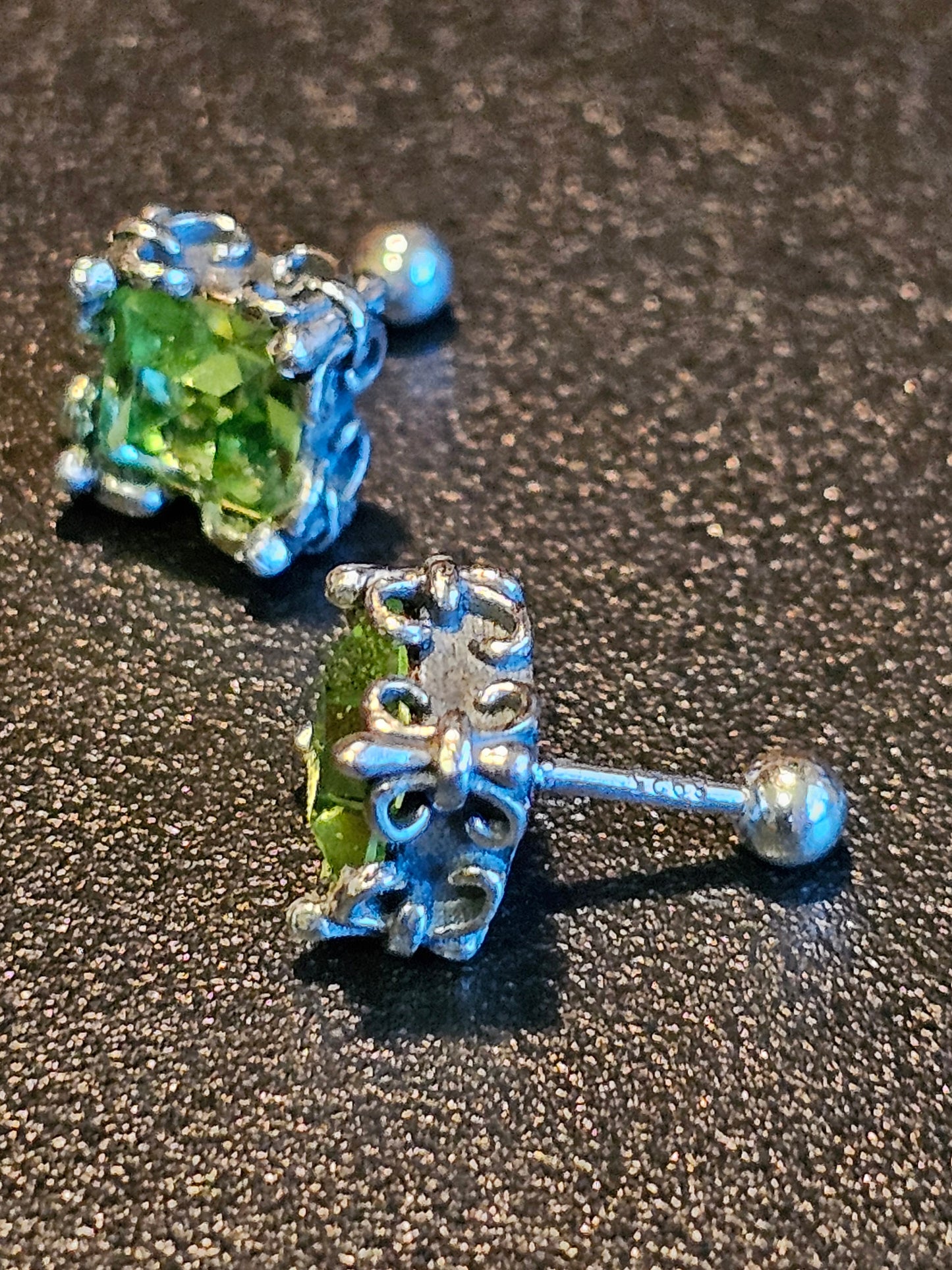 Boucles d'oreilles en verre d'uranium de style vintage en argent sterling neuf avec pierres en verre d'uranium taille princesse vintage, 6 mm brille sous la lumière noire/UV