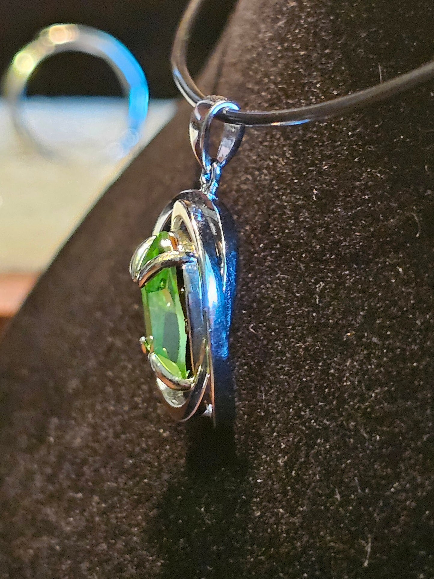 Pendentif en verre d'uranium en argent sterling de style Infinity avec pierre de verre d'uranium ovale vintage de 14 x 10 mm qui brille sous la lumière noire / UV