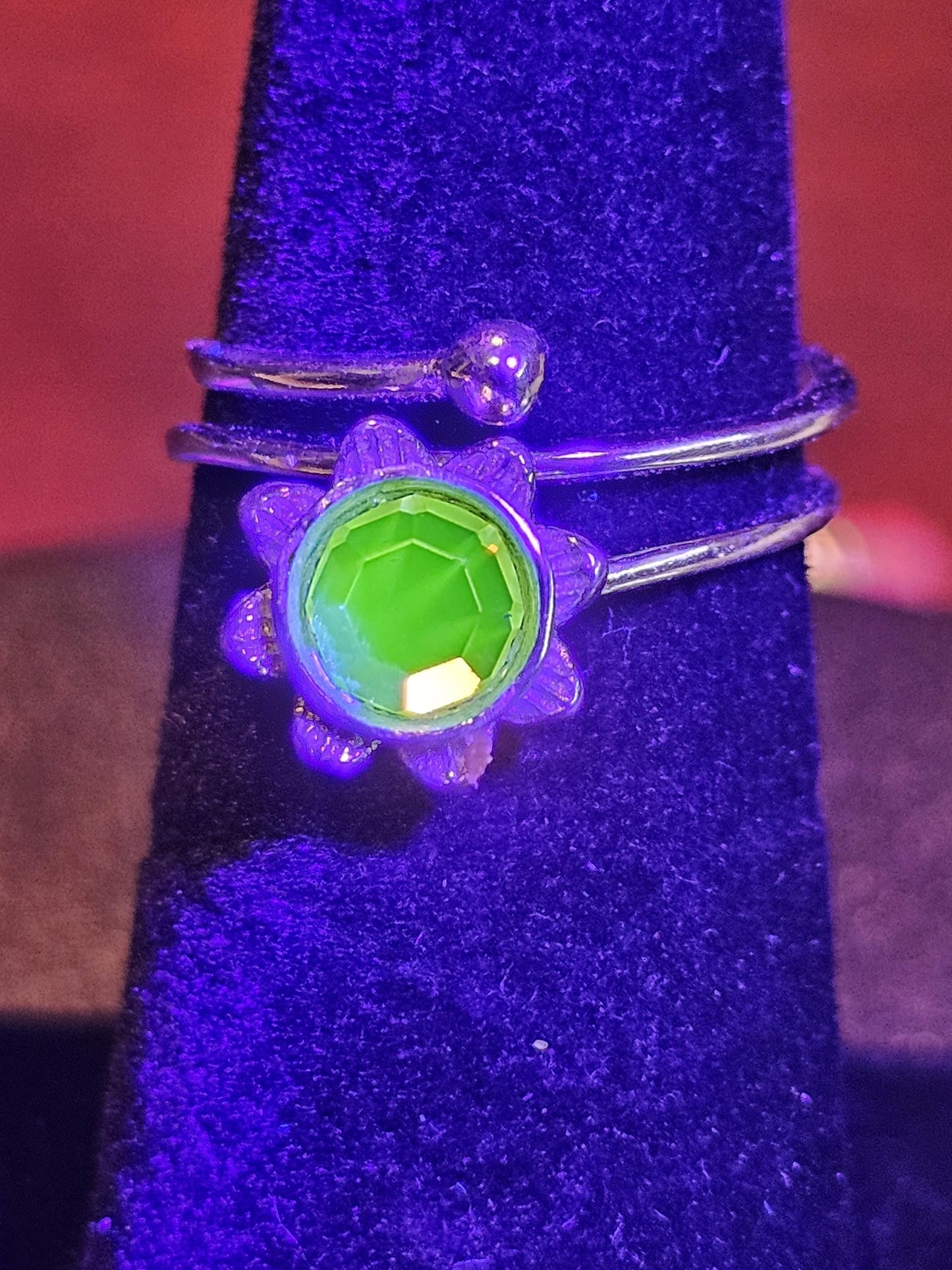 Bague réglable en verre d'uranium, en argent sterling neuf, avec une pierre de verre d'uranium verte ou rose vintage de 6 mm qui brille sous la lumière noire
