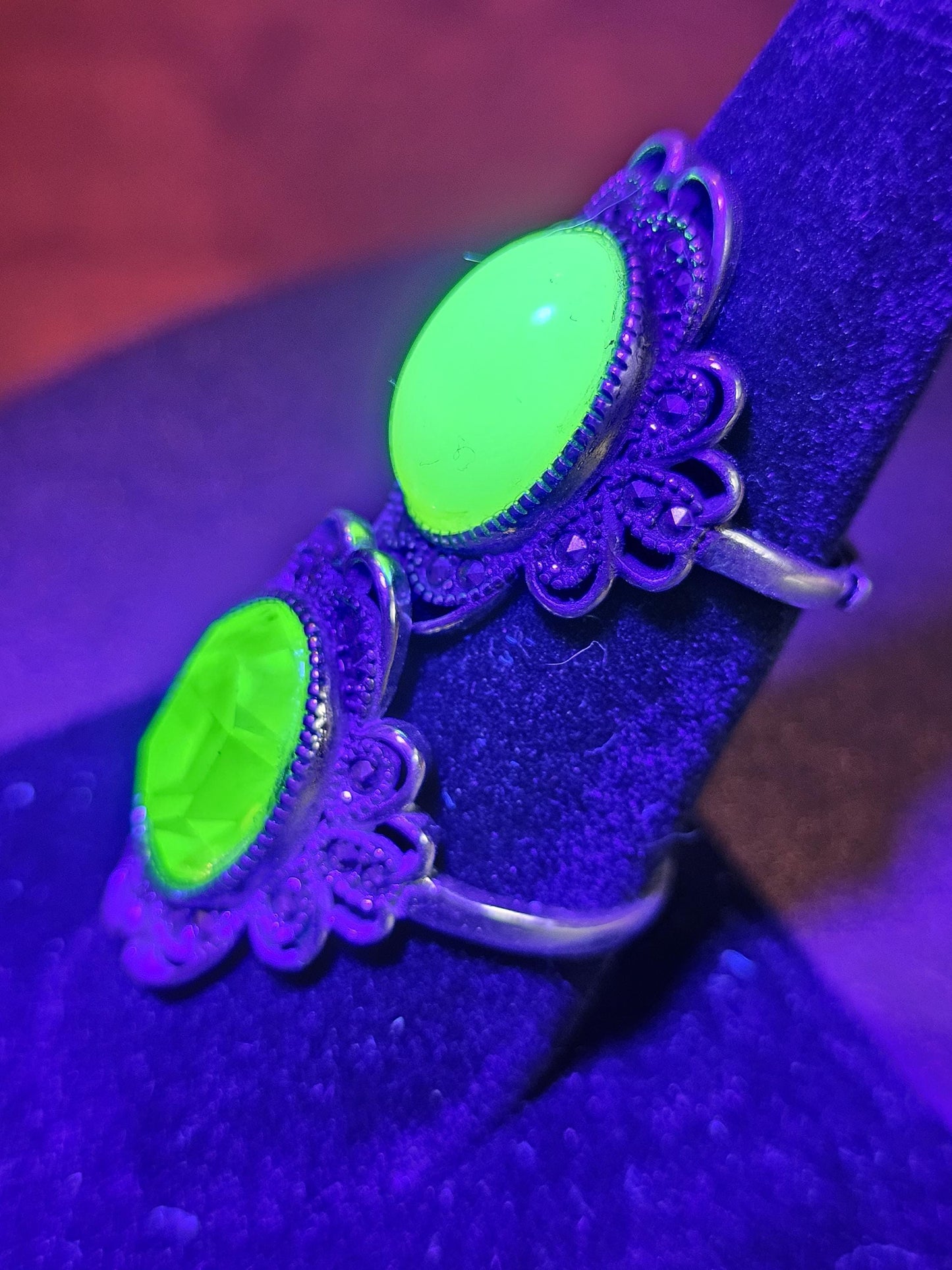 Verstellbarer Ring aus Uranglas im neuen Sterlingsilber-Vintage-Stil mit großem ovalen Vintage-Uranglasstein, der unter Schwarzlicht/UV-Licht leuchtet