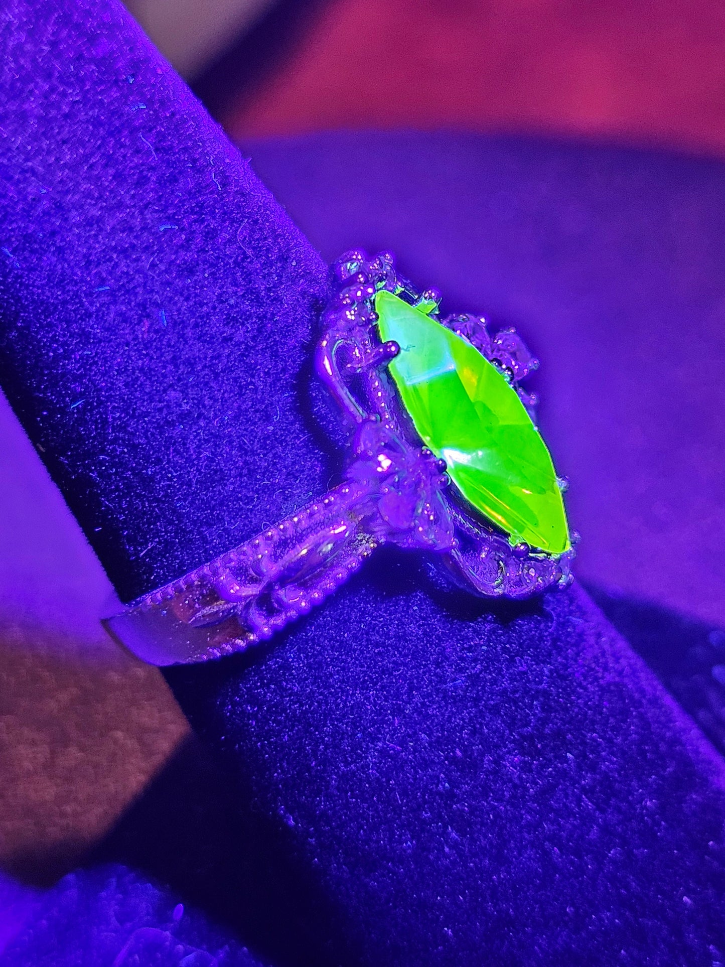 Bague en verre d'uranium taille marquise toutes tailles style Fleur de Lis argent sterling vintage pierre de verre d'uranium qui brille sous la lumière noire / UV