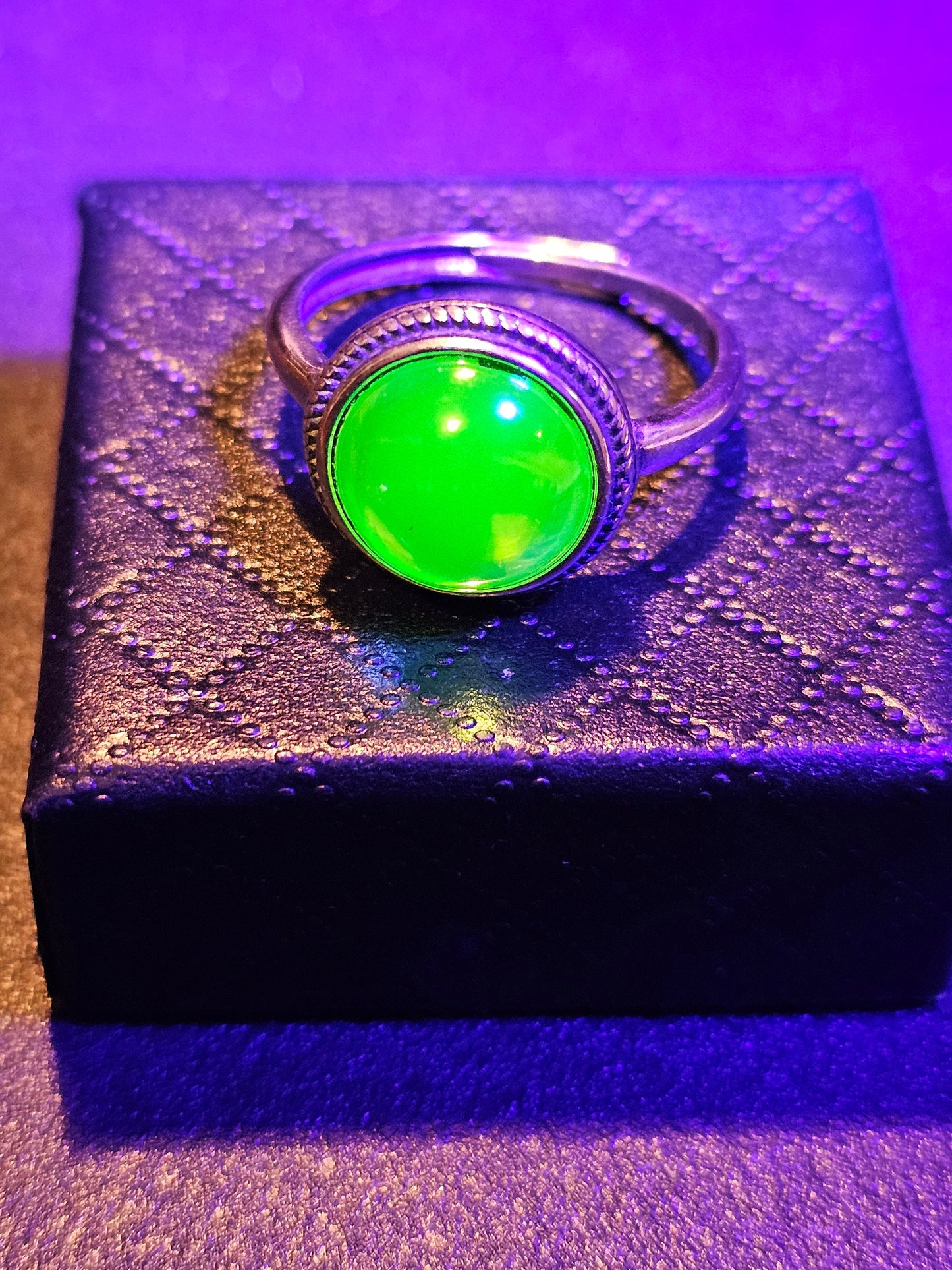 Bague réglable en verre d'uranium, en argent sterling neuf avec pierre de verre d'uranium ronde taillée en cabochon vintage qui brille sous la lumière noire / UV