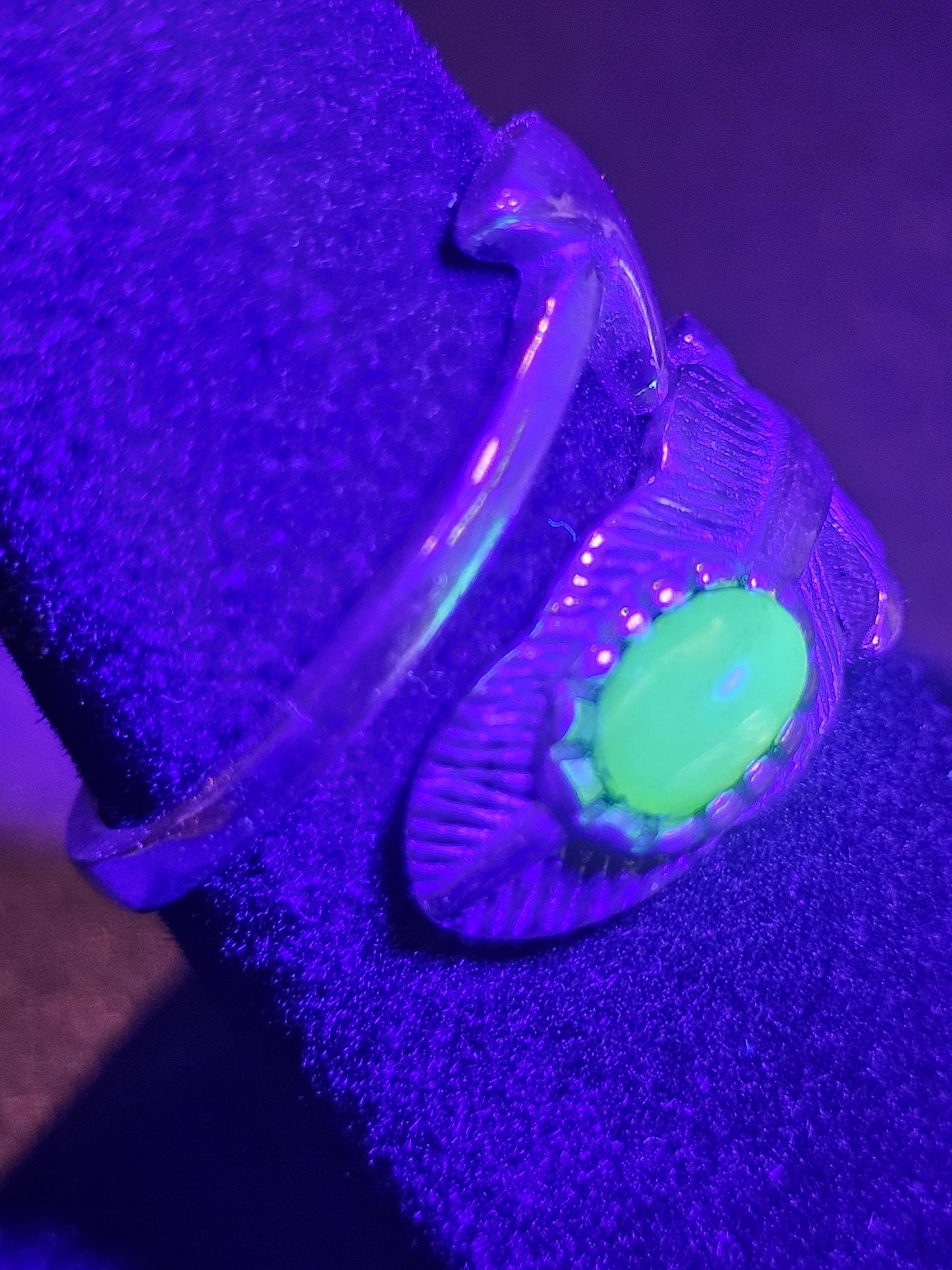 Bague réglable en verre d'uranium en argent sterling avec dessus lisse vintage. La pierre ovale en verre d'uranium vert ou blanc brille sous la lumière noire / UV