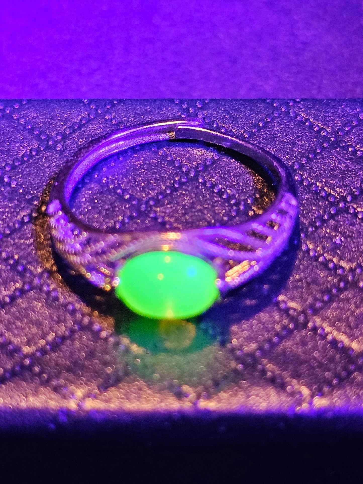 Bague réglable en verre d'uranium, argent sterling neuf avec dessus lisse vintage, pierre ovale en verre d'uranium de couleur opale qui brille sous la lumière noire / UV